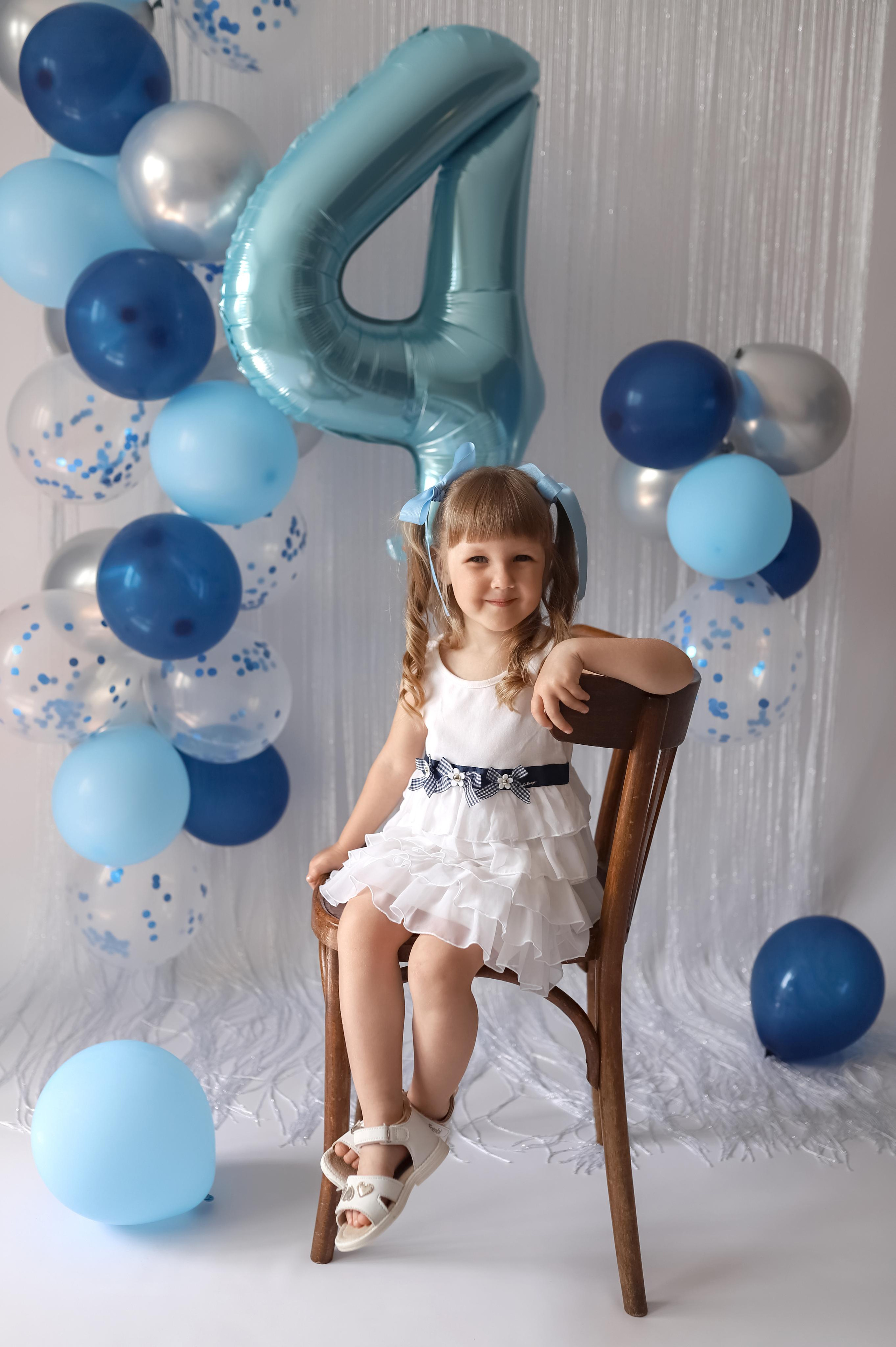 фотосессия на день рождения дочке с шариками тортом в белом платье с большими конфетами и большой ложкой