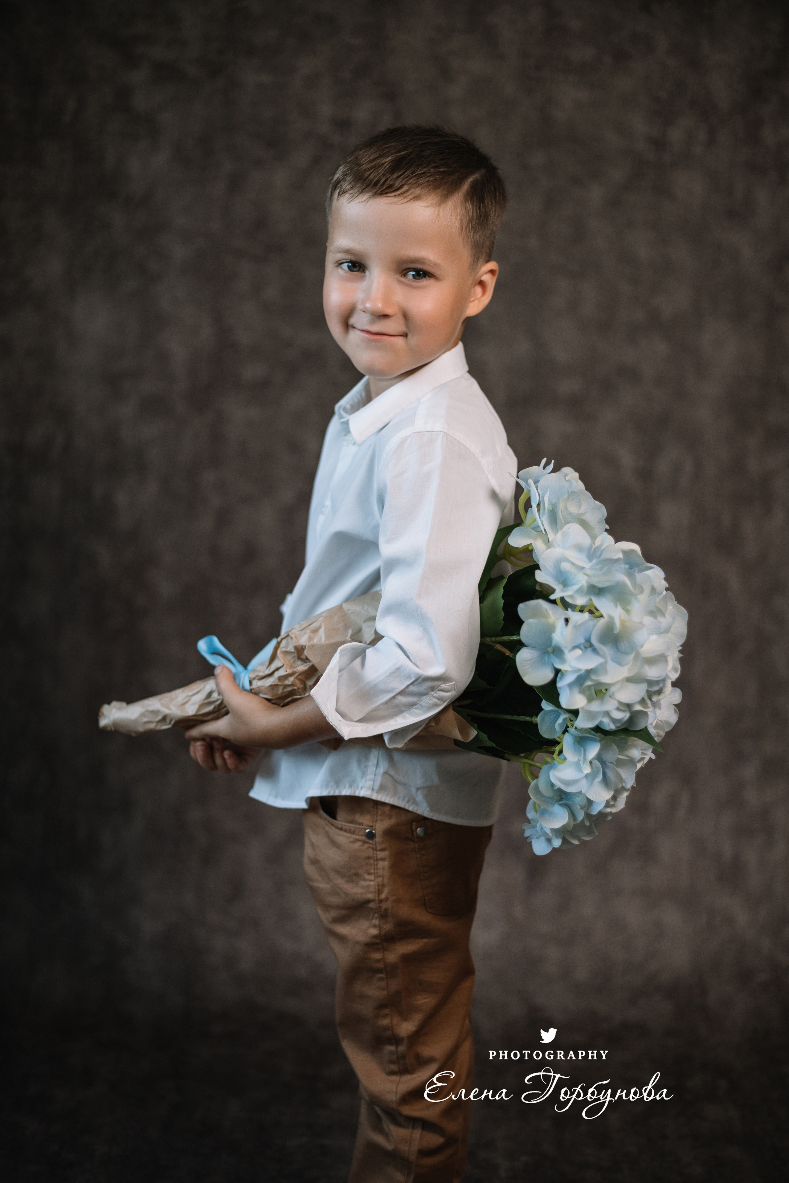 Мальчик позирует на стуле с цветами голубая гортензия. детская фотосессия, детский портрет, фотосессия в садике, фотосессия в студии, детский фотограф пермь Елена Горбунова.