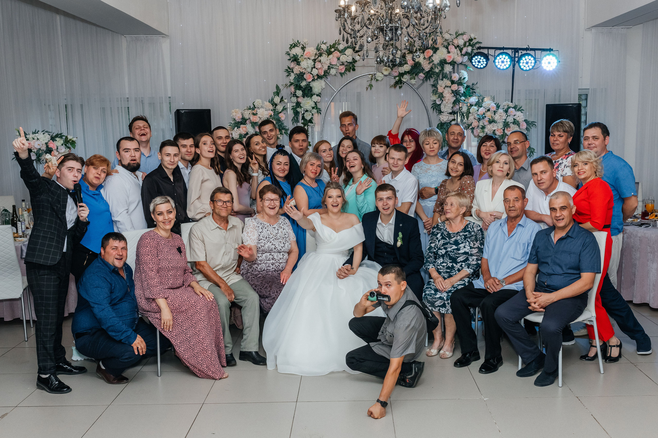 Общее фото гостей на свадьбе