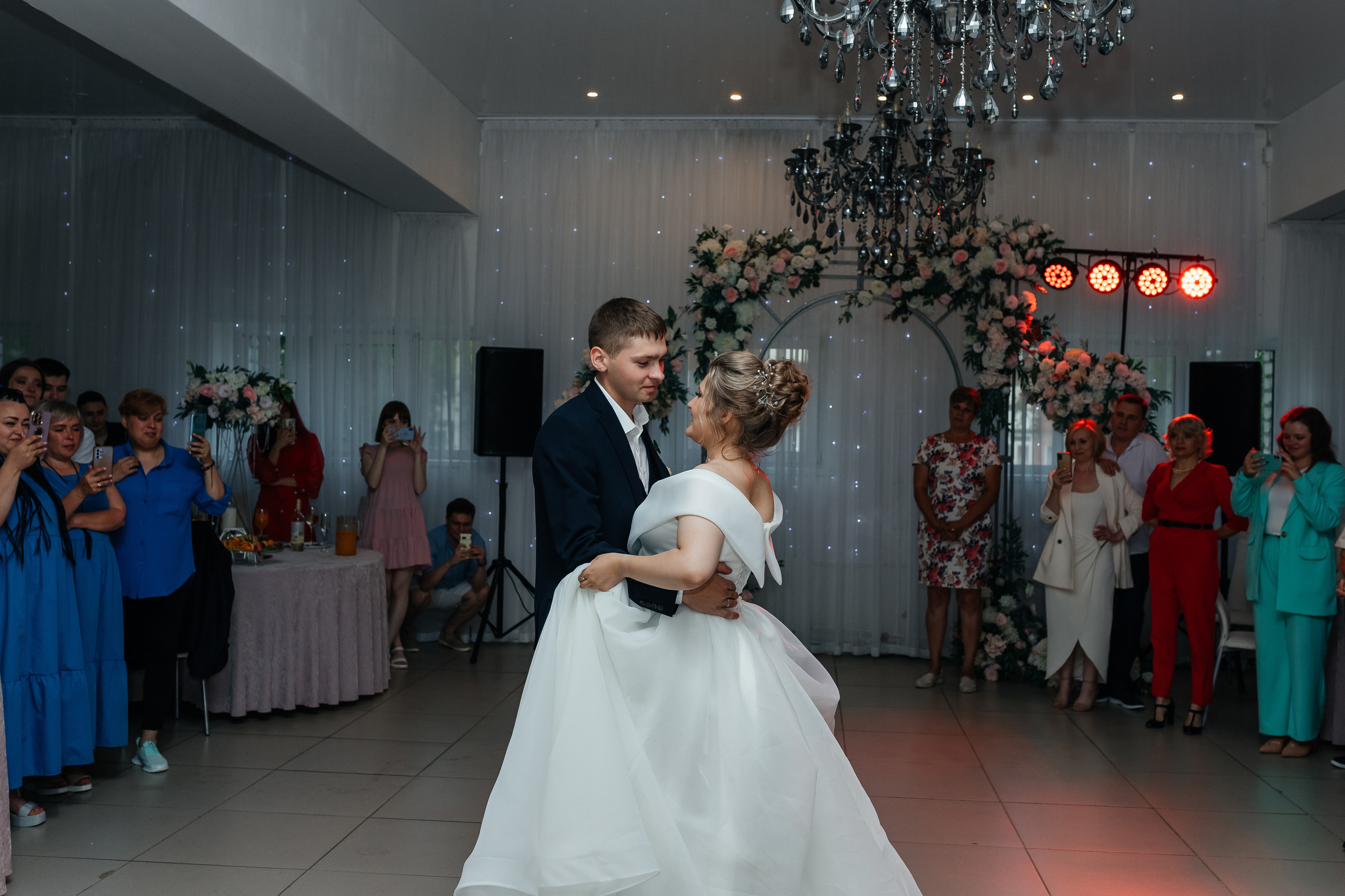 Танец жениха и невесты. Репортажное фото со свадебного банкета