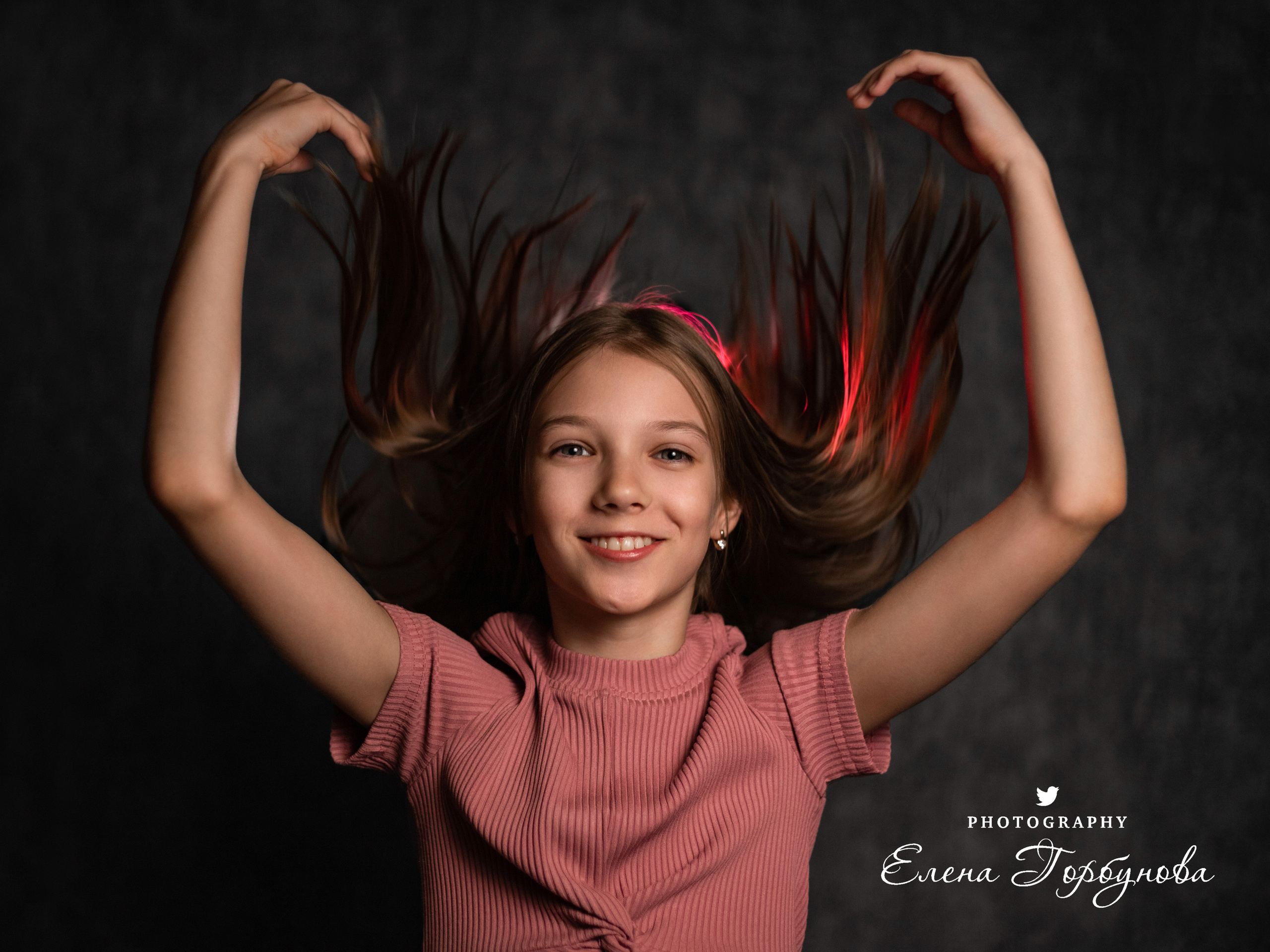 Индивидуальная фотосессия с укулеле или гитарой на фоне в студии с подсветкой волос. Эмоции