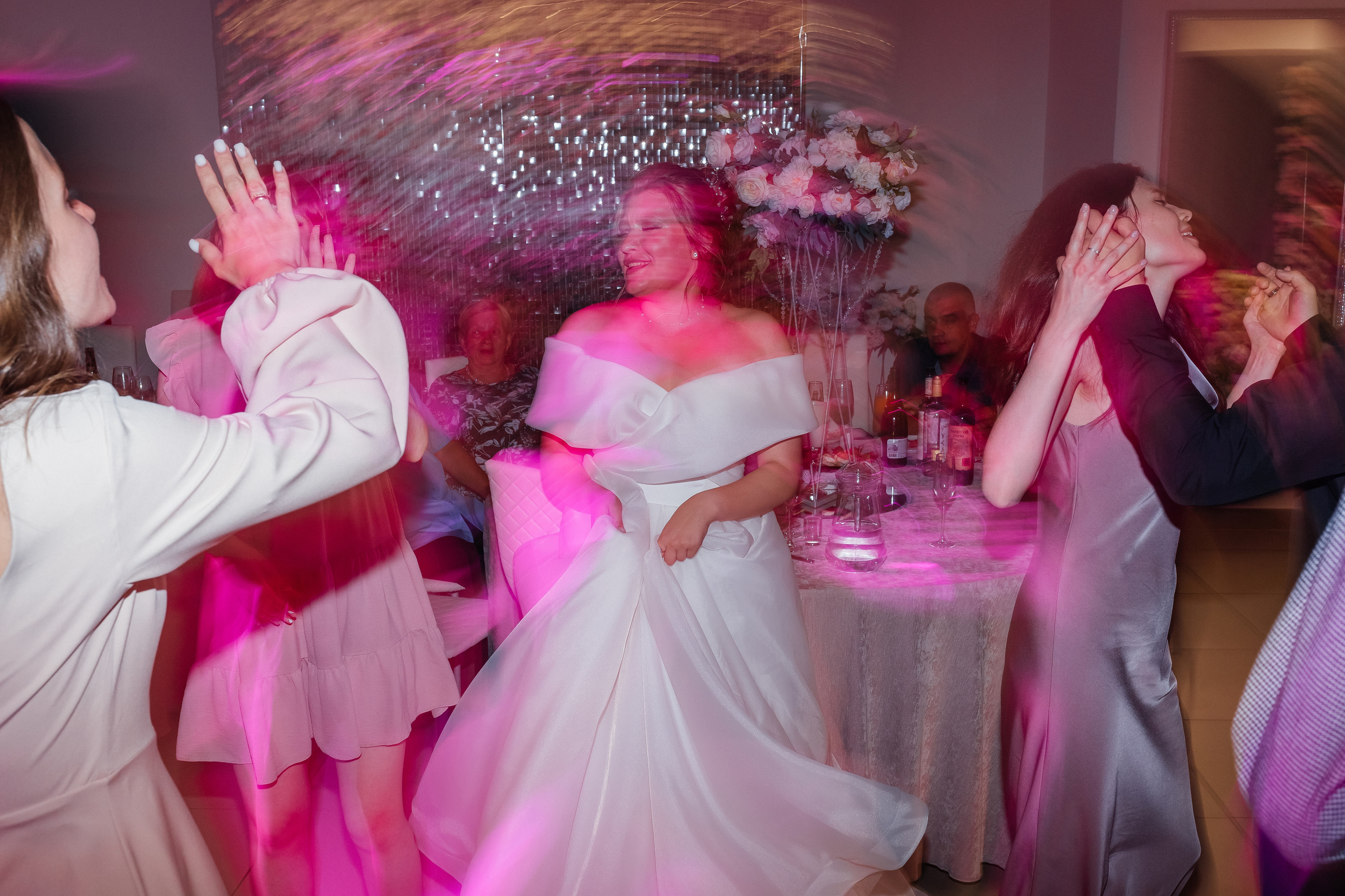 Дискотека на свадебной вечеринке. Репортажное фото банкета