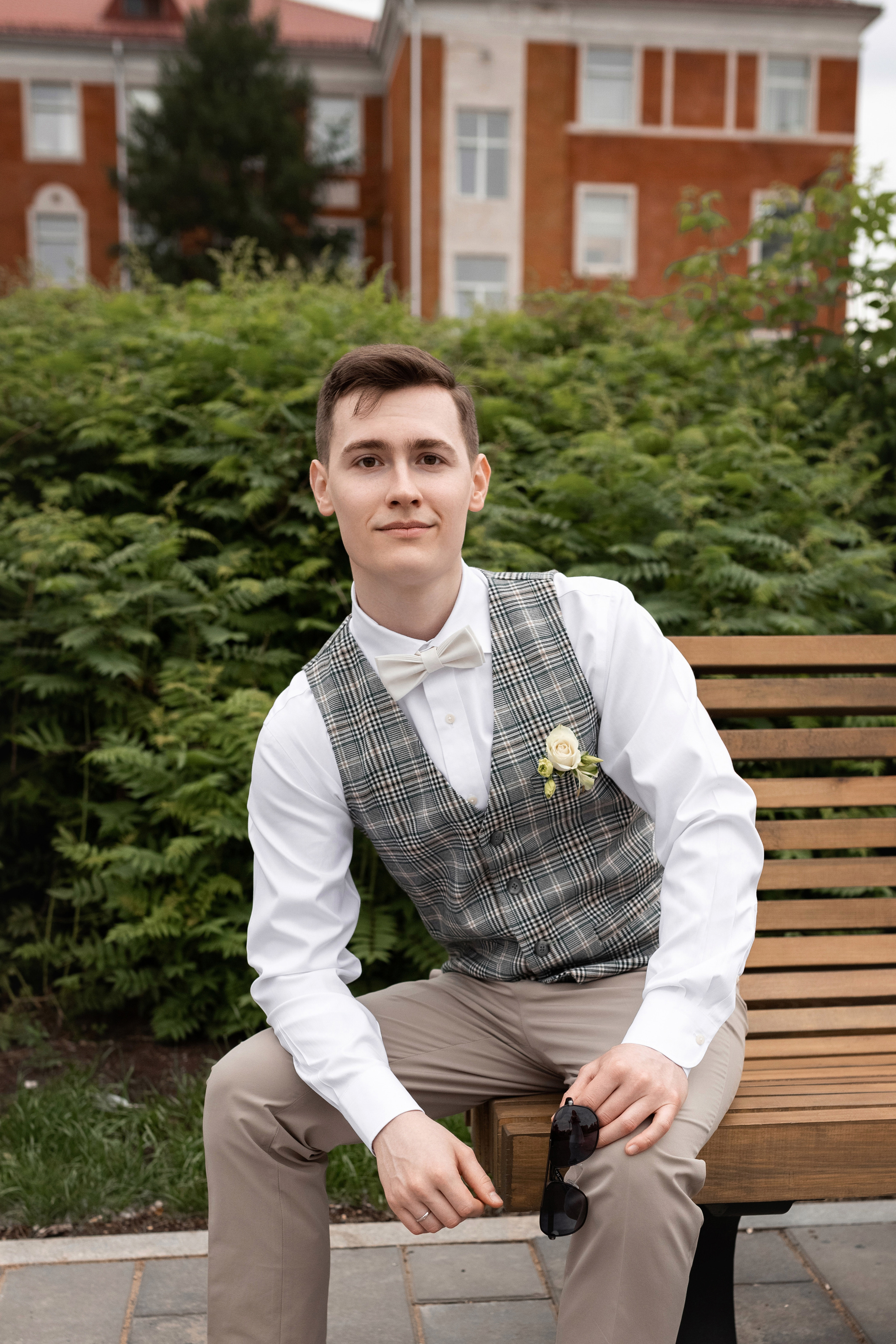 жених позирует