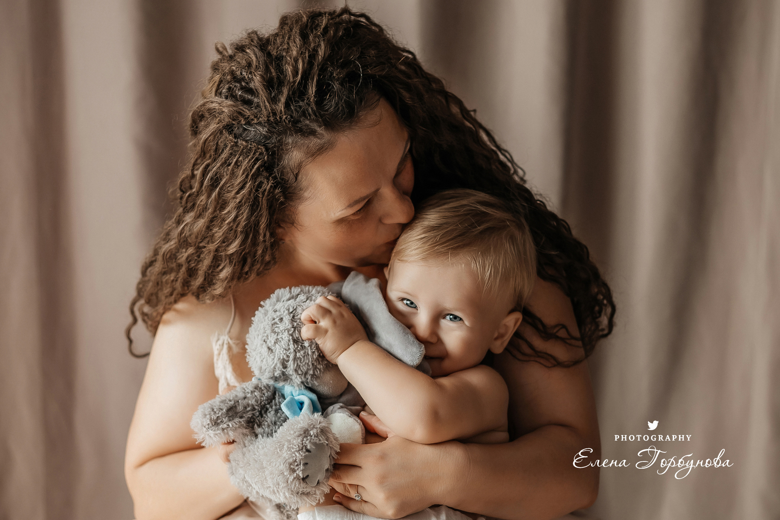 Мама и малыш. Фотосессия материнство. Мама кормит грудью своего малыша, грудное вскармливание. Фотограф Елена Горбунова Пермь. Детский семейный фотограф Пермь. Лайфстайл Пермь. Семья Пермь.