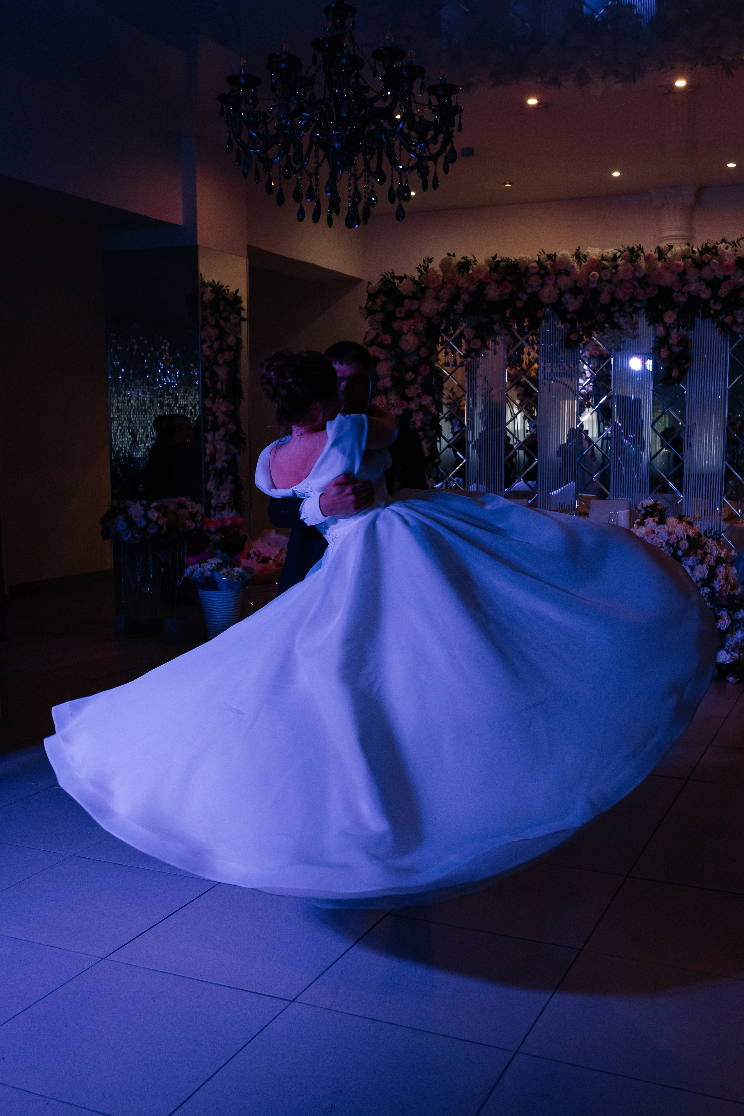 Танец жениха и невесты. Репортажное фото со свадебного банкета