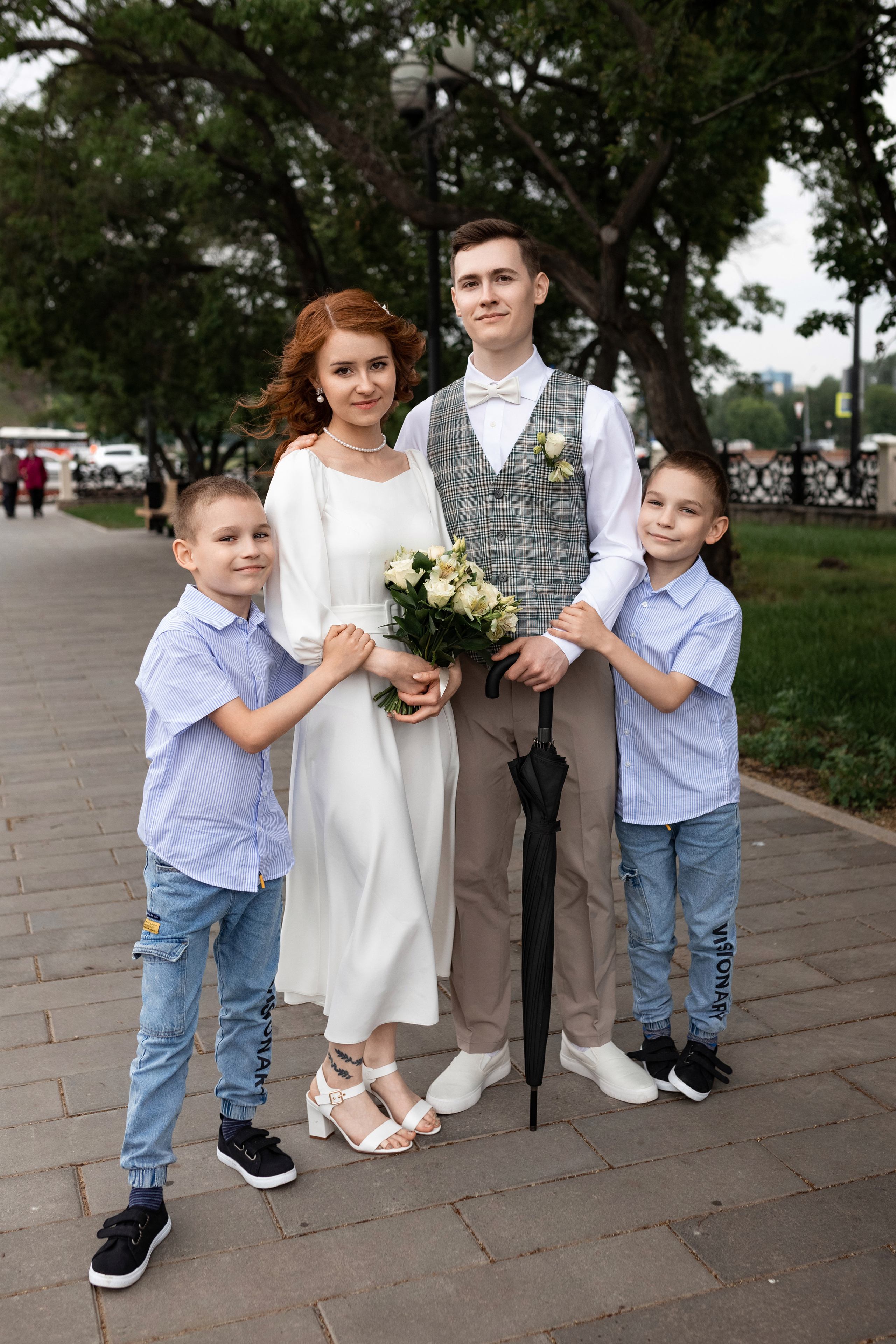 Жених и невеста с племянниками. общее фото