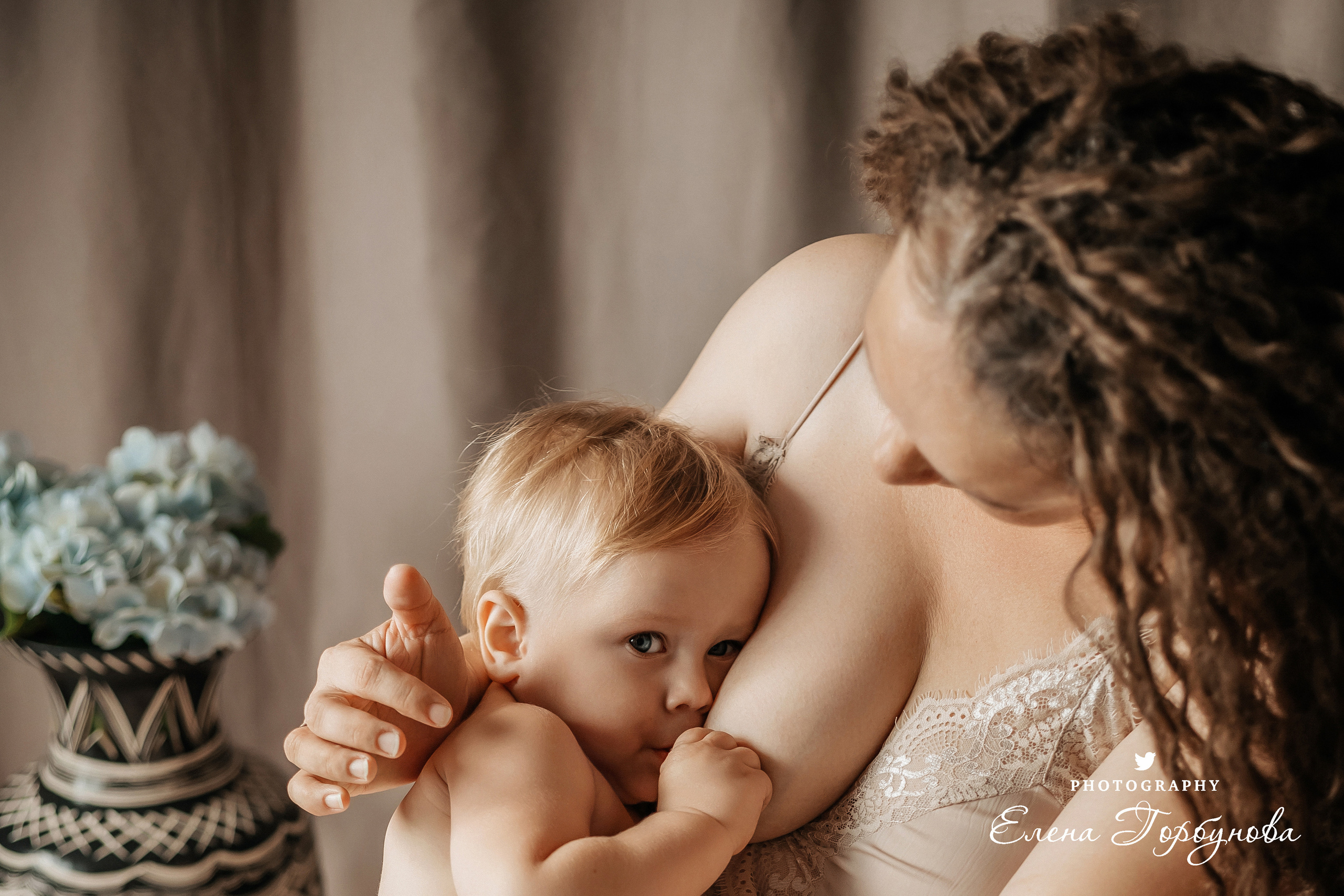 Мама и малыш. Фотосессия материнство. Мама кормит грудью своего малыша, грудное вскармливание. Фотограф Елена Горбунова Пермь. Детский семейный фотограф Пермь. Лайфстайл Пермь. Семья Пермь.