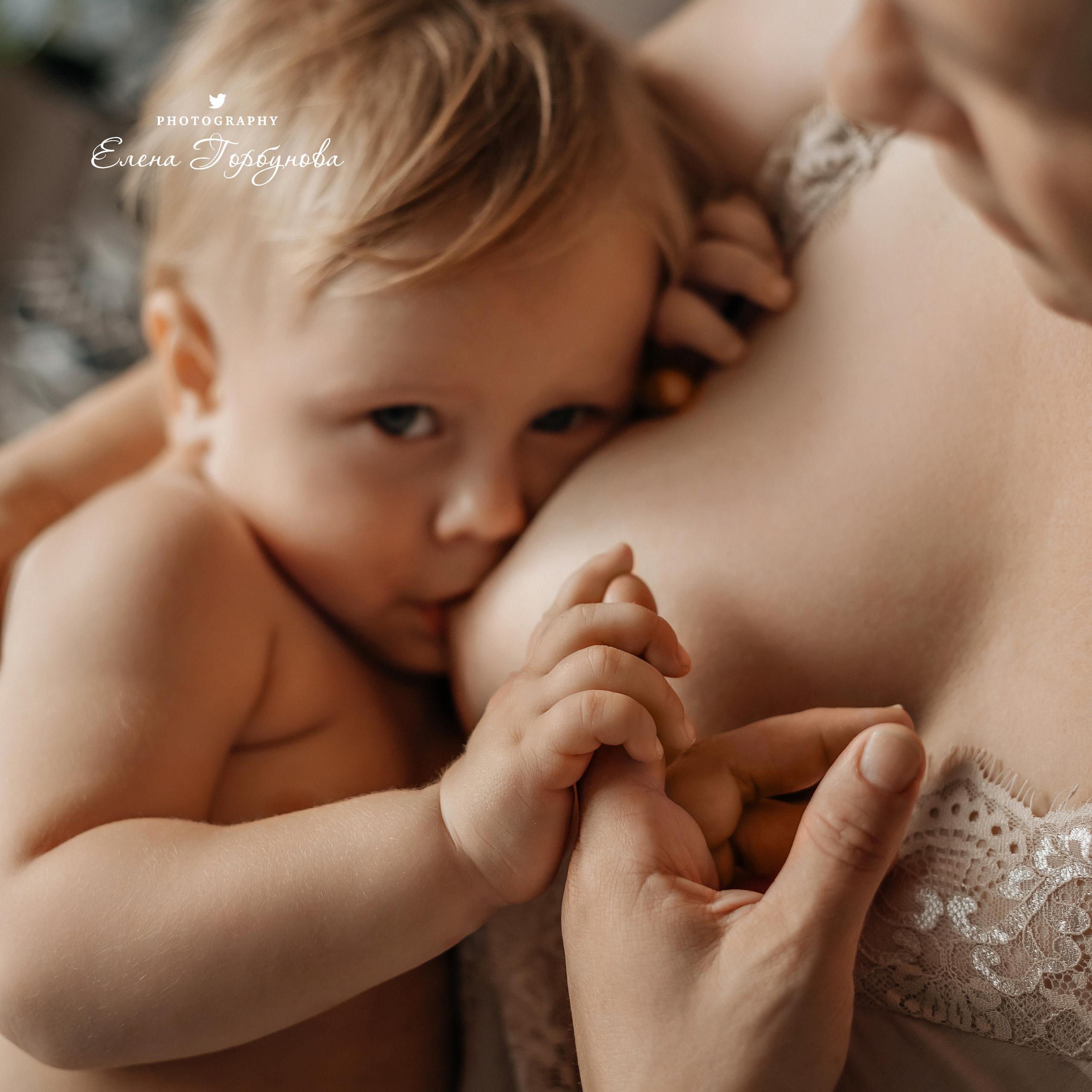 Мама и малыш. Фотосессия материнство. Мама кормит грудью своего малыша, грудное вскармливание. Фотограф Елена Горбунова Пермь. Детский семейный фотограф Пермь. Лайфстайл Пермь. Семья Пермь.