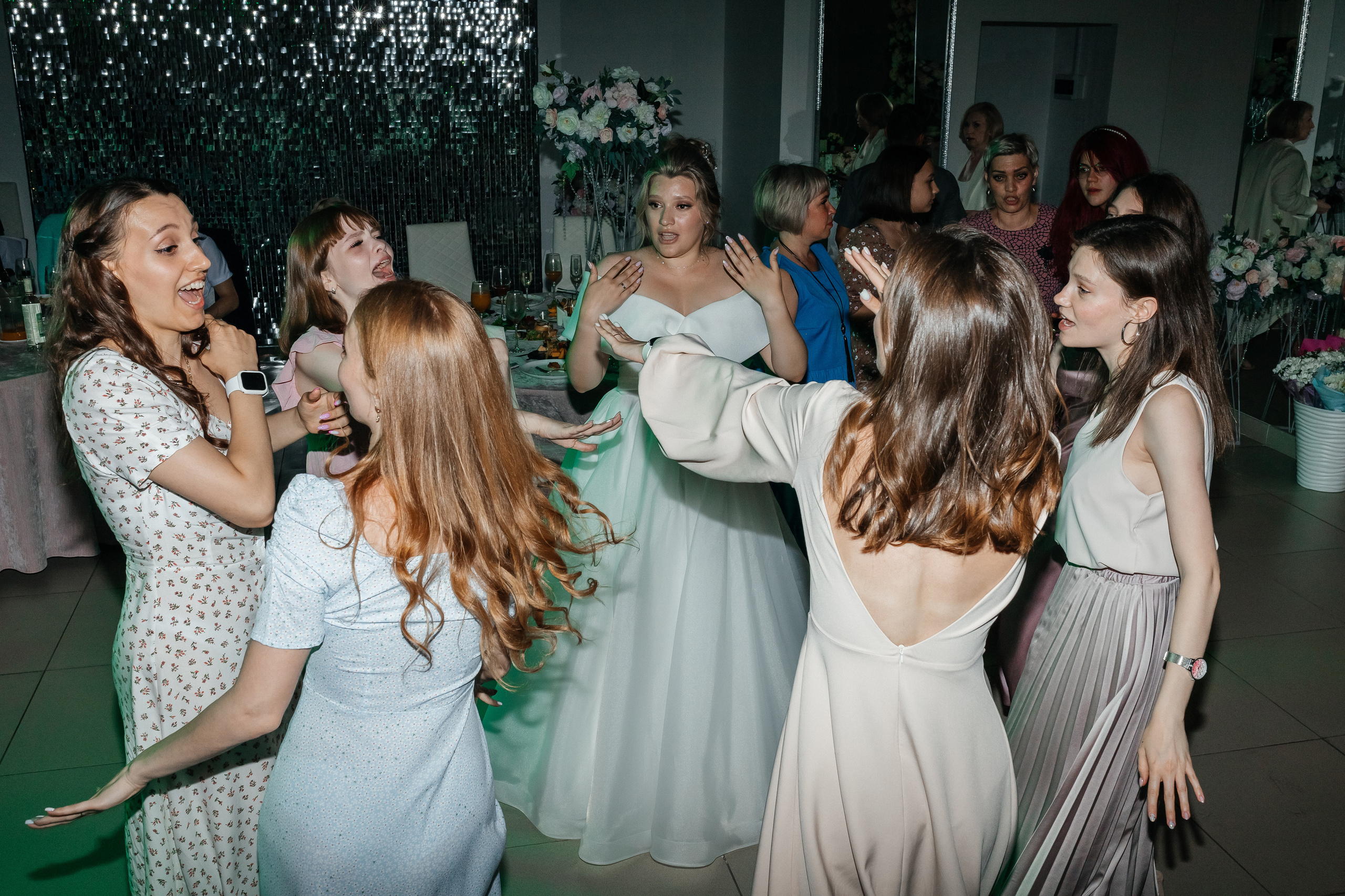 Дискотека на свадебной вечеринке. Репортажное фото банкета