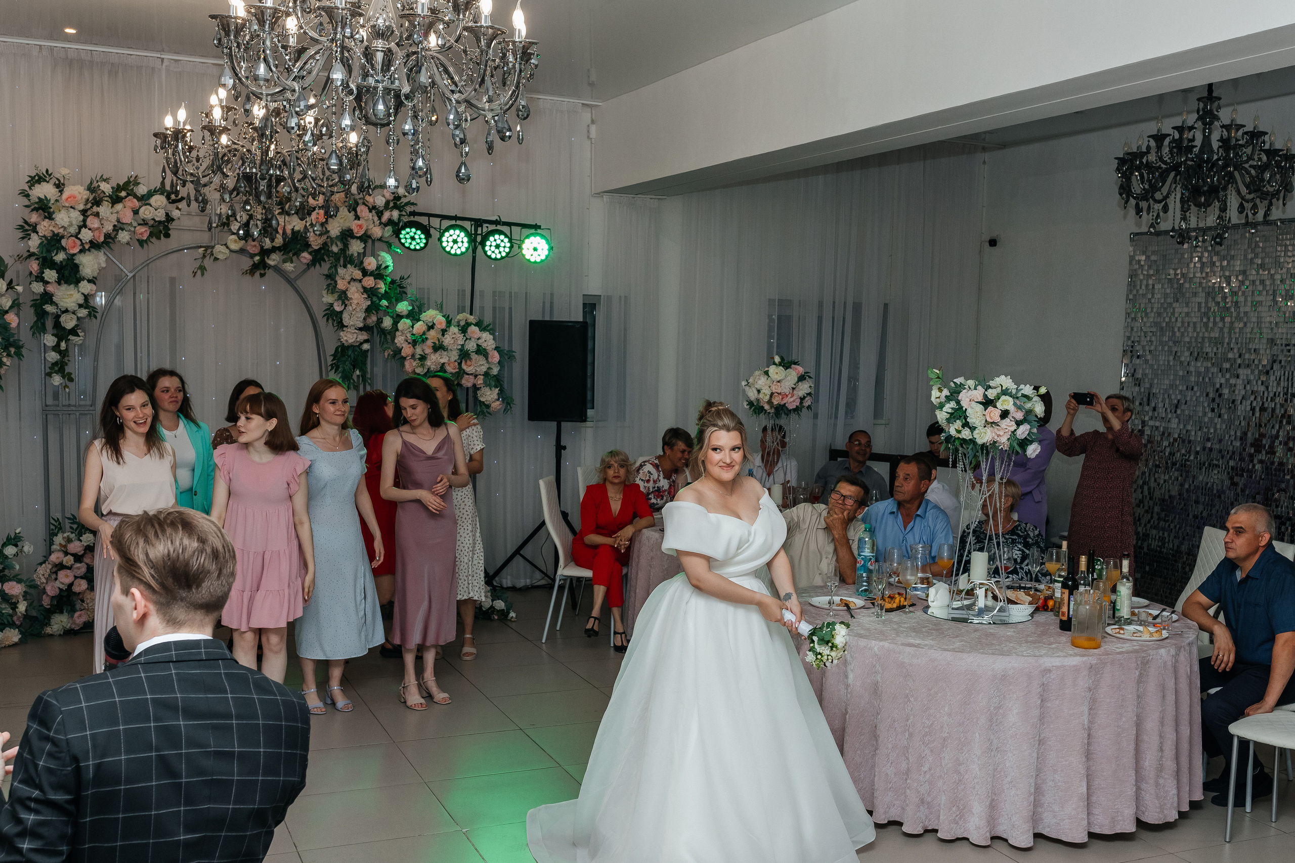 Родители жениха и невесты зажигают свечи. Репортажное фото с банкета