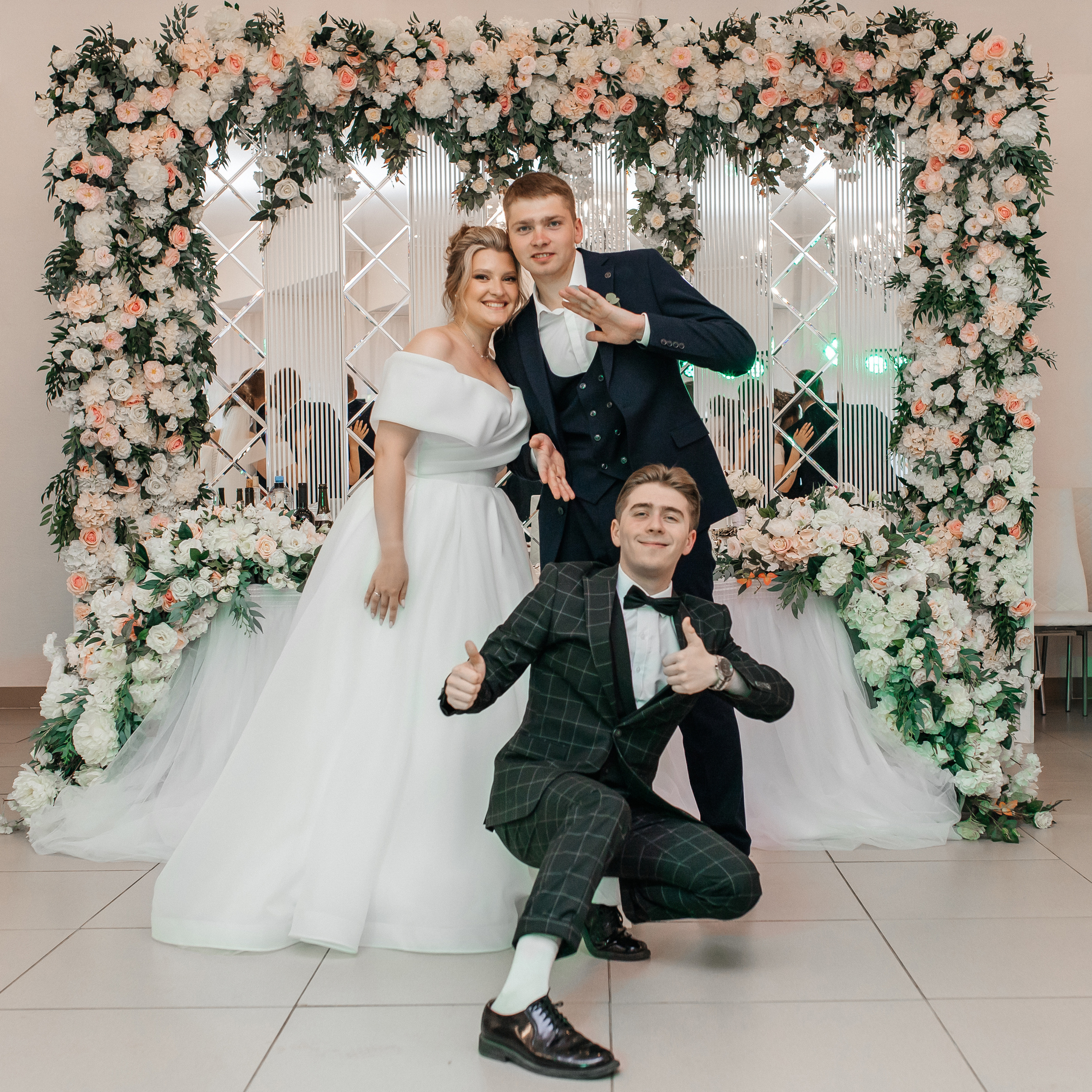 фото ведущего с женихом и невестой