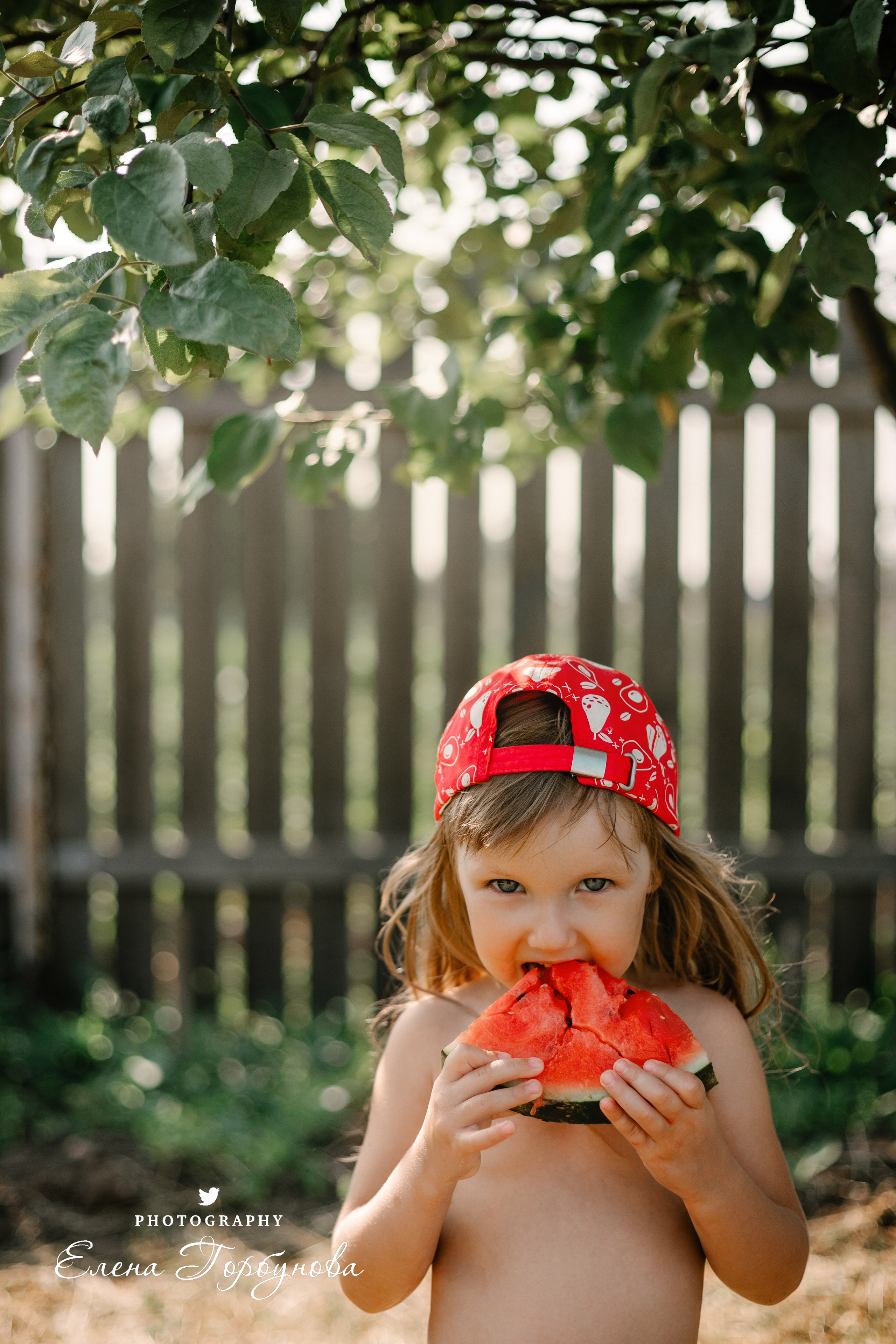 Детская фотосессия на природе на даче летом с сочным арбузом
