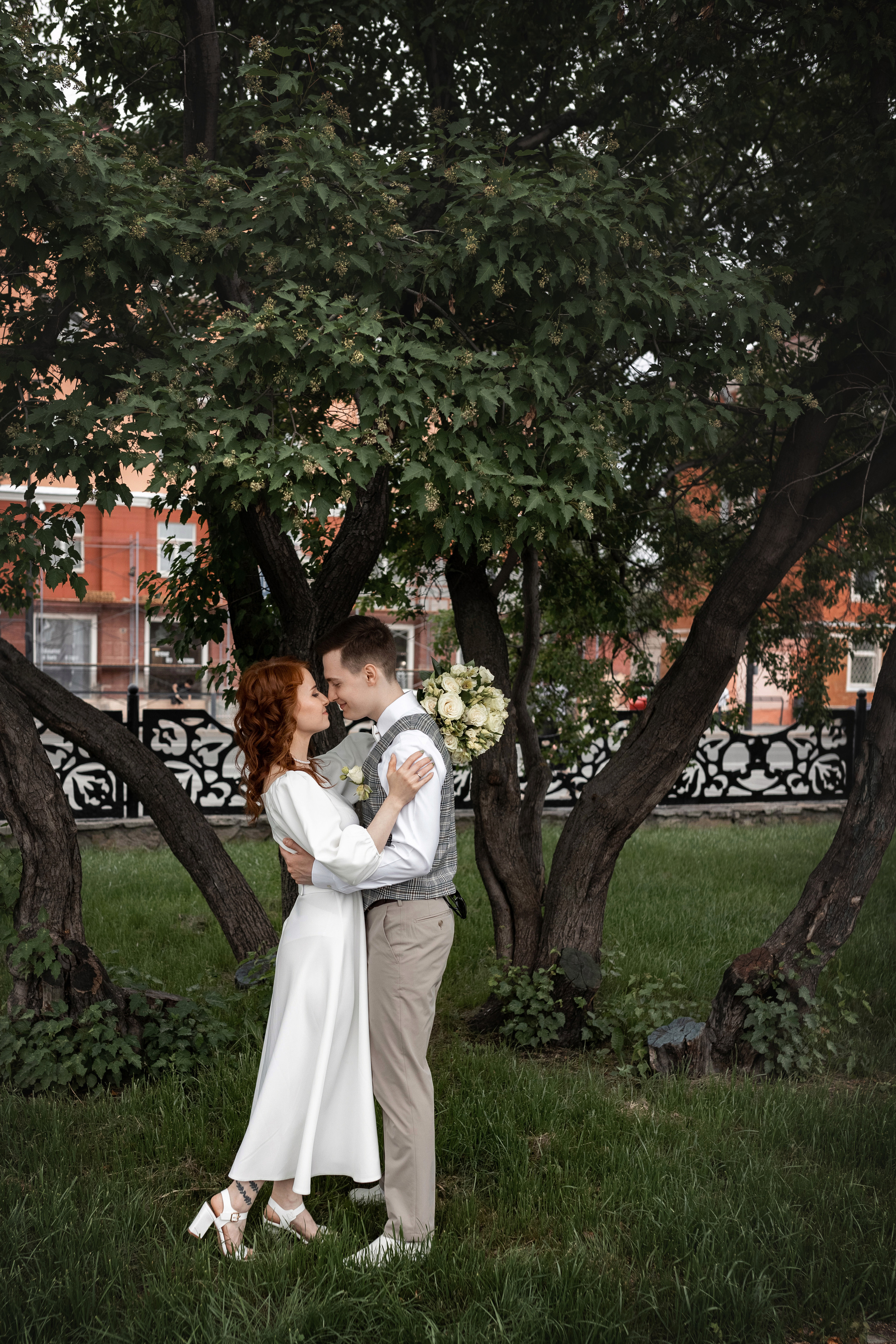 Жени и невеста на фото прогулке летом