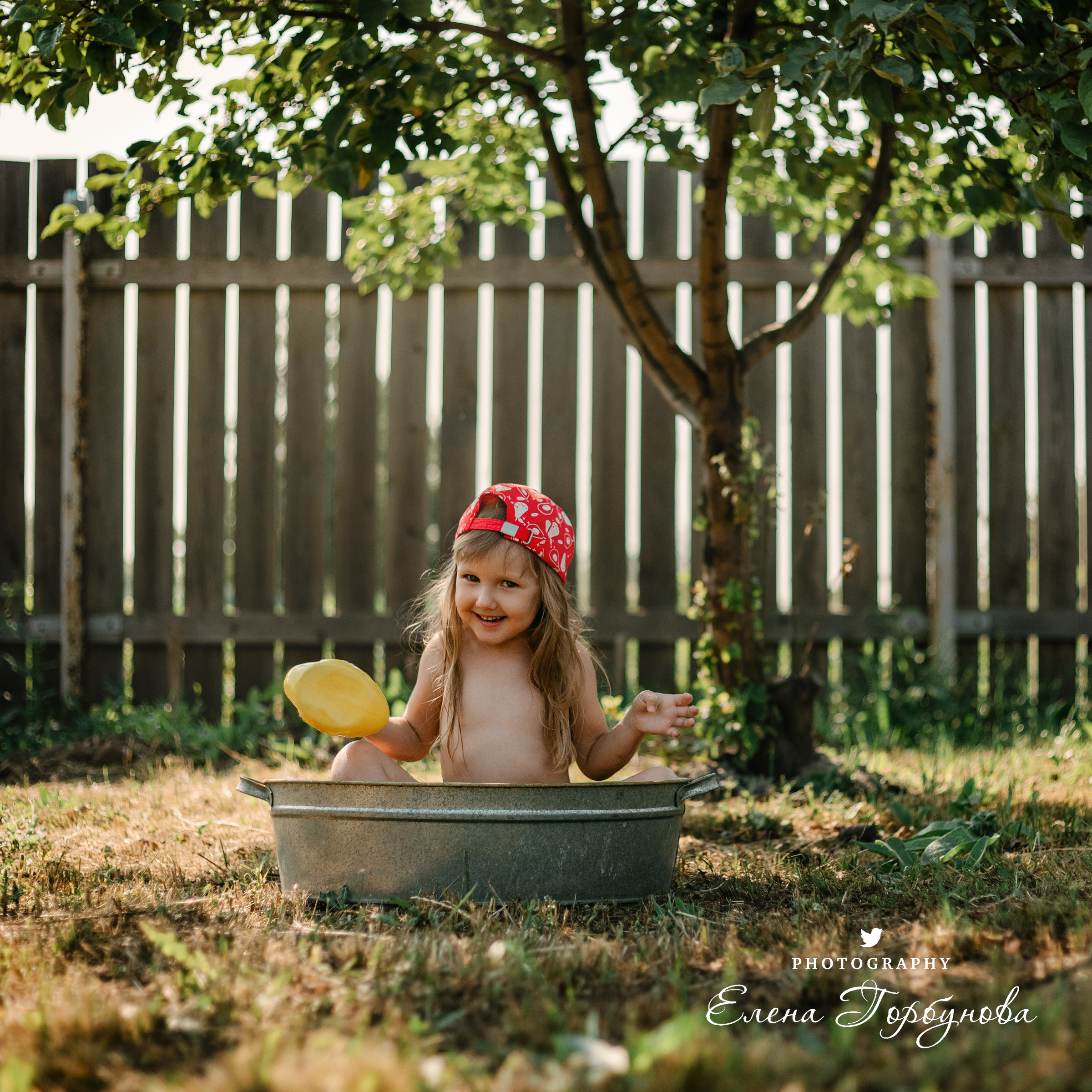 Детская фотосессия на природе на даче летом в тазике под яблоней