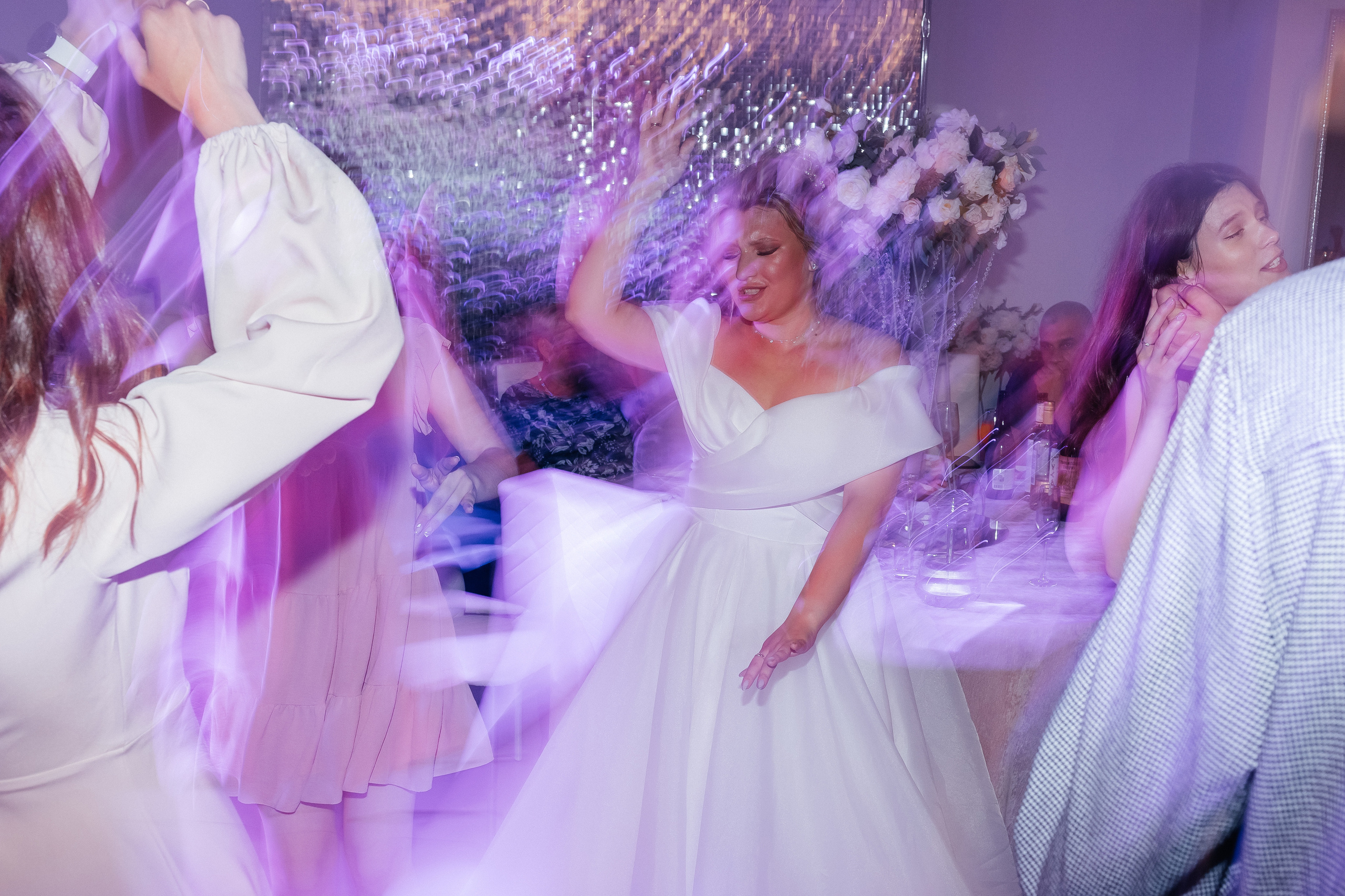 Дискотека на свадебной вечеринке. Репортажное фото банкета