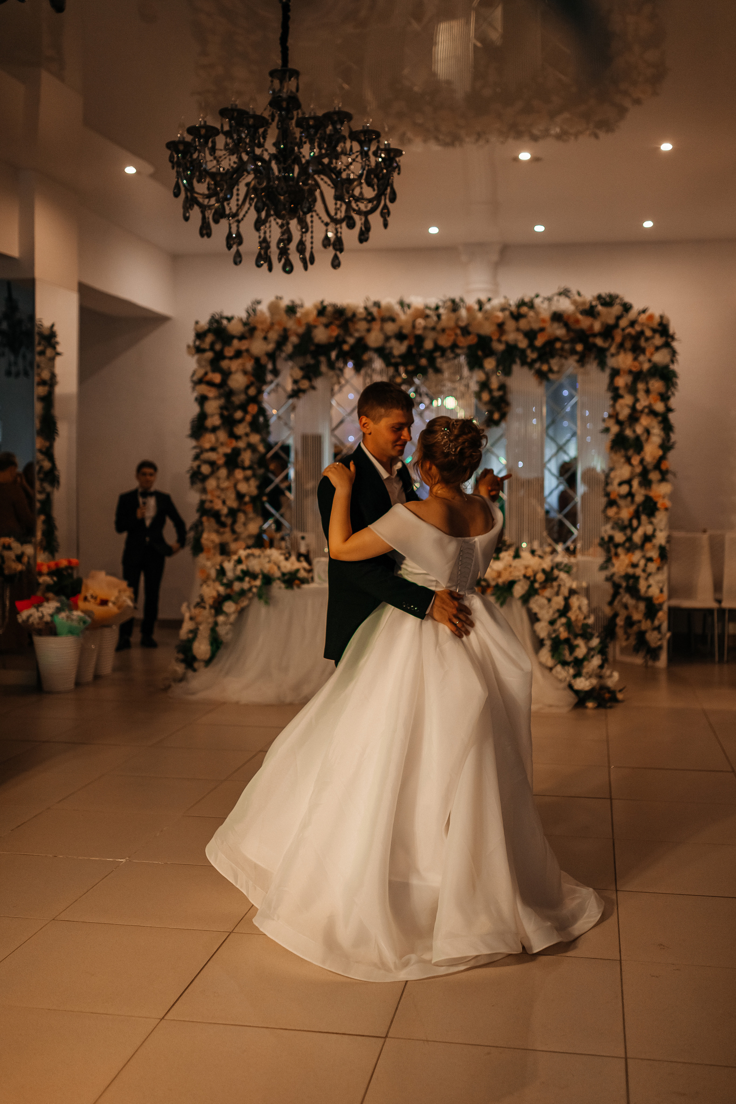 Танец жениха и невесты. Репортажное фото со свадебного банкета