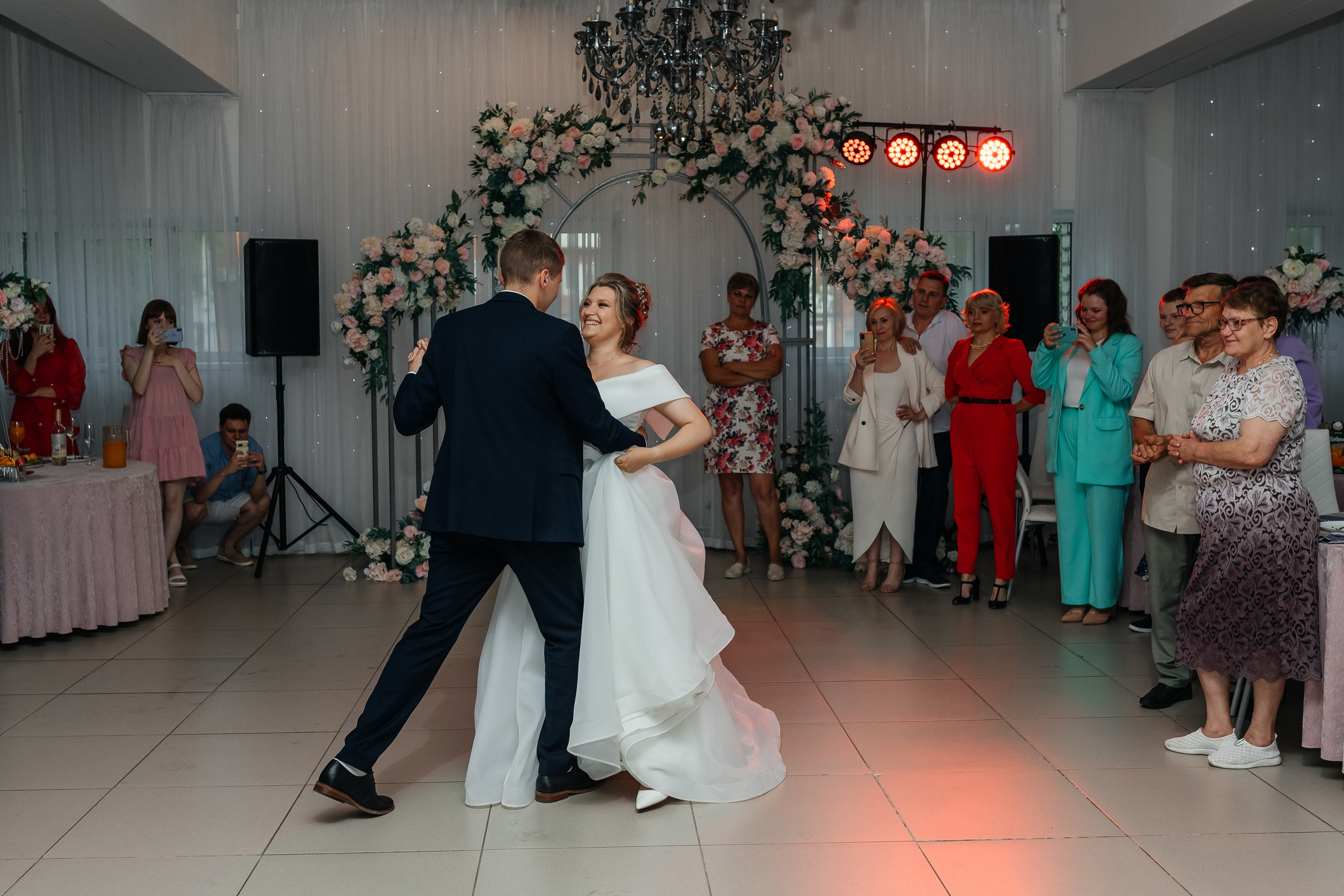 Танец жениха и невесты. Репортажное фото со свадебного банкета