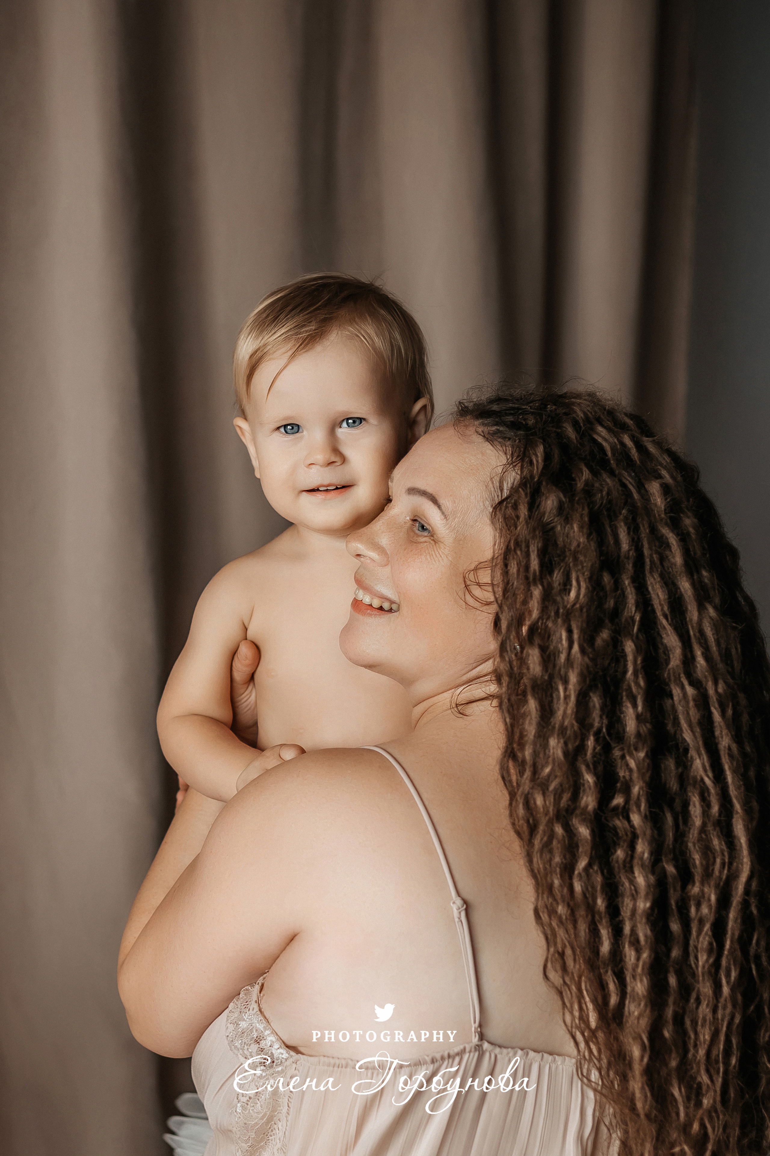 Мама и малыш. Фотосессия материнство. Мама кормит грудью своего малыша, грудное вскармливание. Фотограф Елена Горбунова Пермь. Детский семейный фотограф Пермь. Лайфстайл Пермь. Семья Пермь.