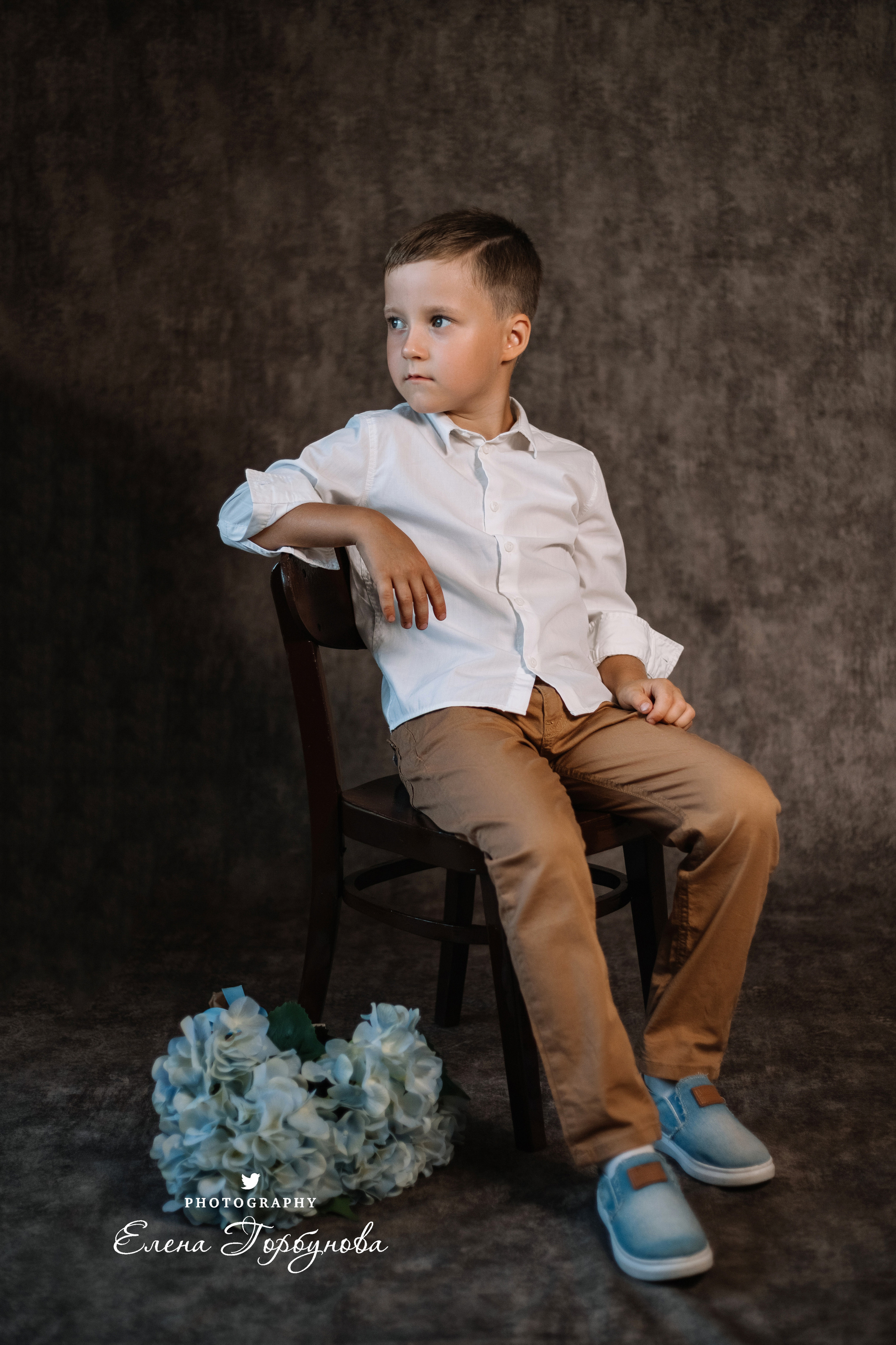 Мальчик позирует на стуле с цветами голубая гортензия. детская фотосессия, детский портрет, фотосессия в садике, фотосессия в студии, детский фотограф пермь Елена Горбунова.