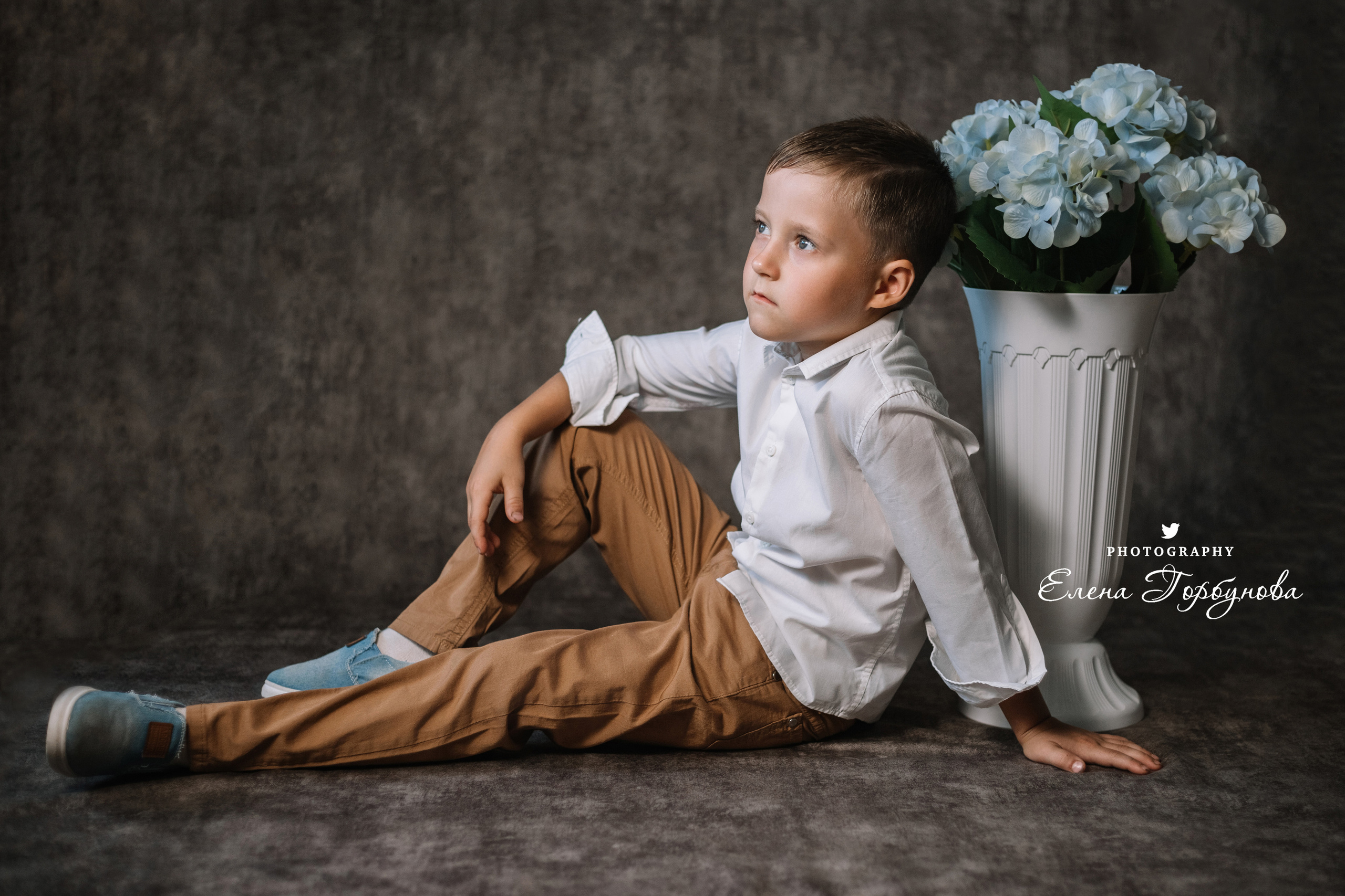 Мальчик позирует на стуле с цветами голубая гортензия. детская фотосессия, детский портрет, фотосессия в садике, фотосессия в студии, детский фотограф пермь Елена Горбунова.