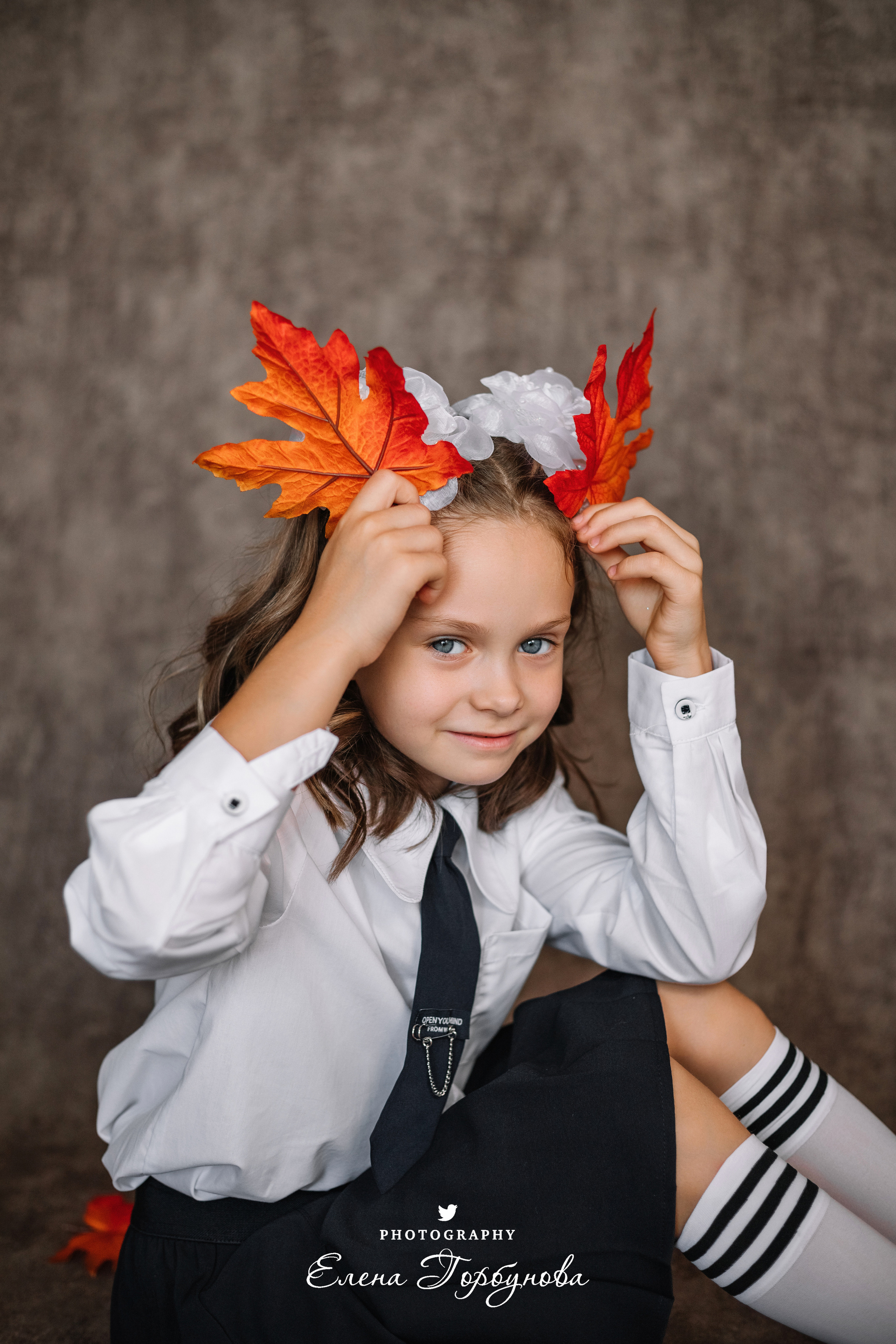 Фотограф Елена Горбунова Пермь. школьный портрет. фотосессия на 1 сентября. девочка в школьной форме с рамкой и  осенними листьями. Листья клена на портрете. школьный портрет в студии на фото. художественный портрет. школьный фотограф.
