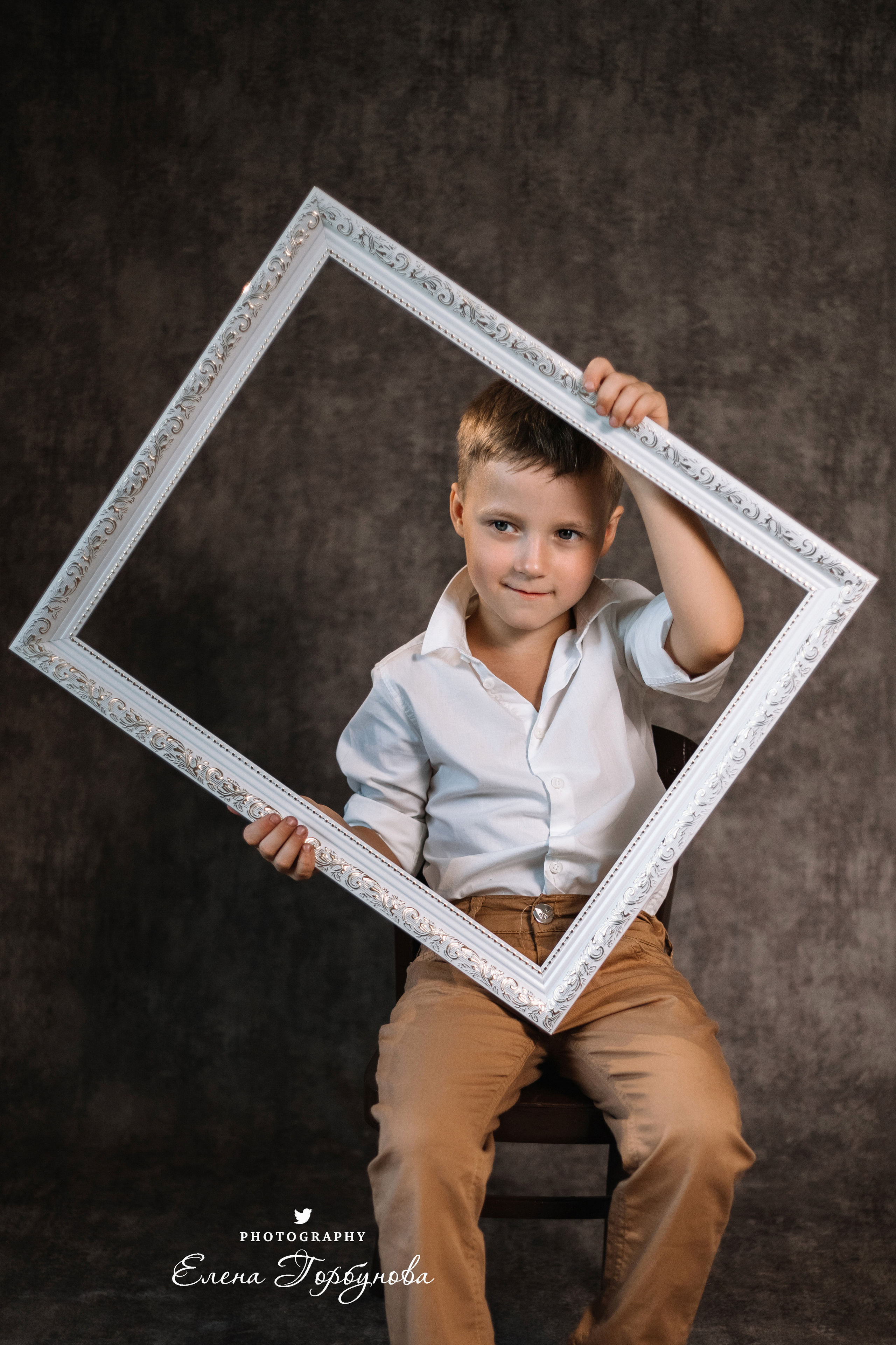 Мальчик позирует на стуле с цветами голубая гортензия. детская фотосессия, детский портрет, фотосессия в садике, фотосессия в студии, детский фотограф пермь Елена Горбунова.