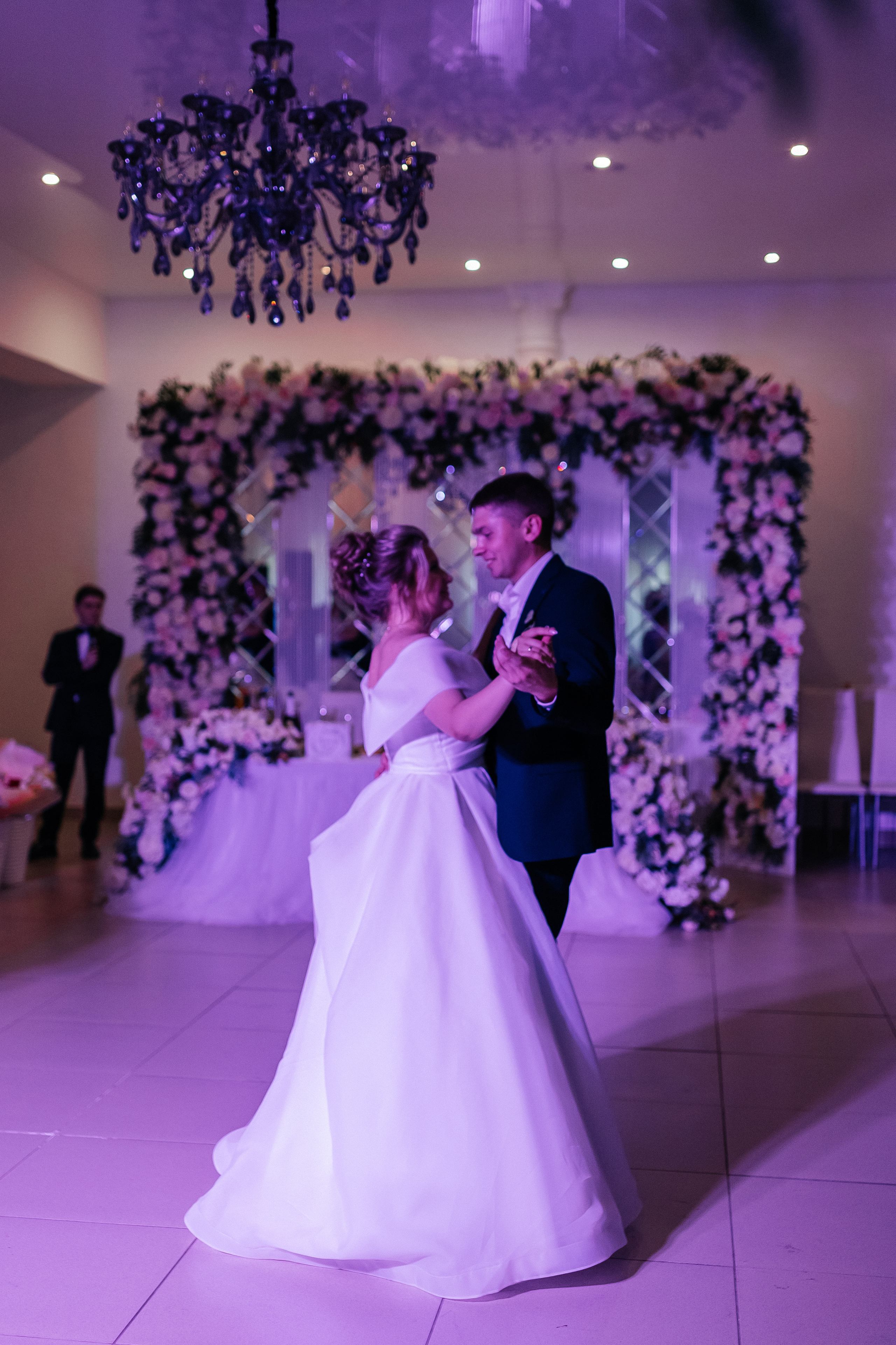 Танец жениха и невесты. Репортажное фото со свадебного банкета