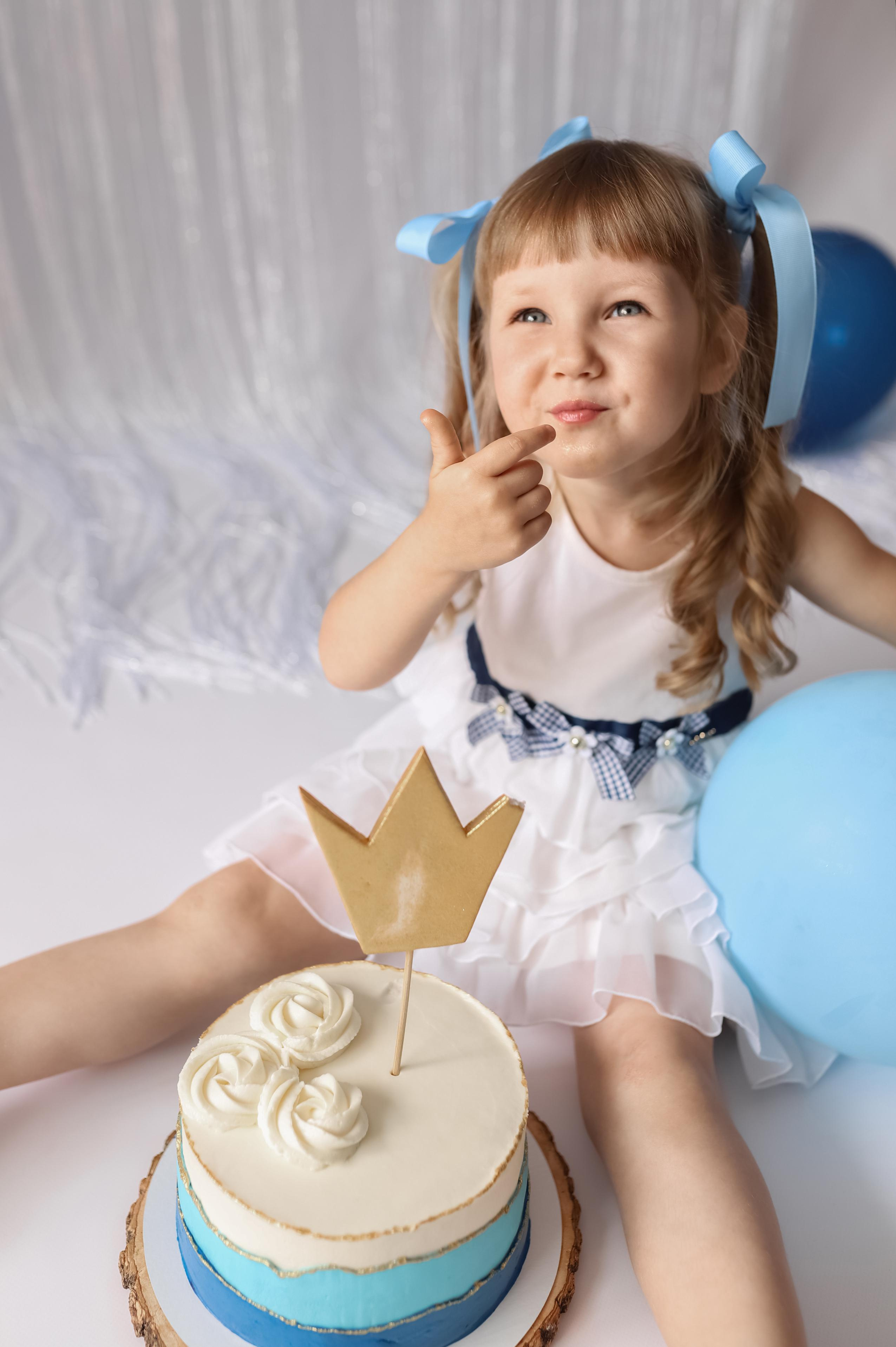 фотосессия на день рождения дочке с шариками тортом в белом платье с большими конфетами и большой ложкой