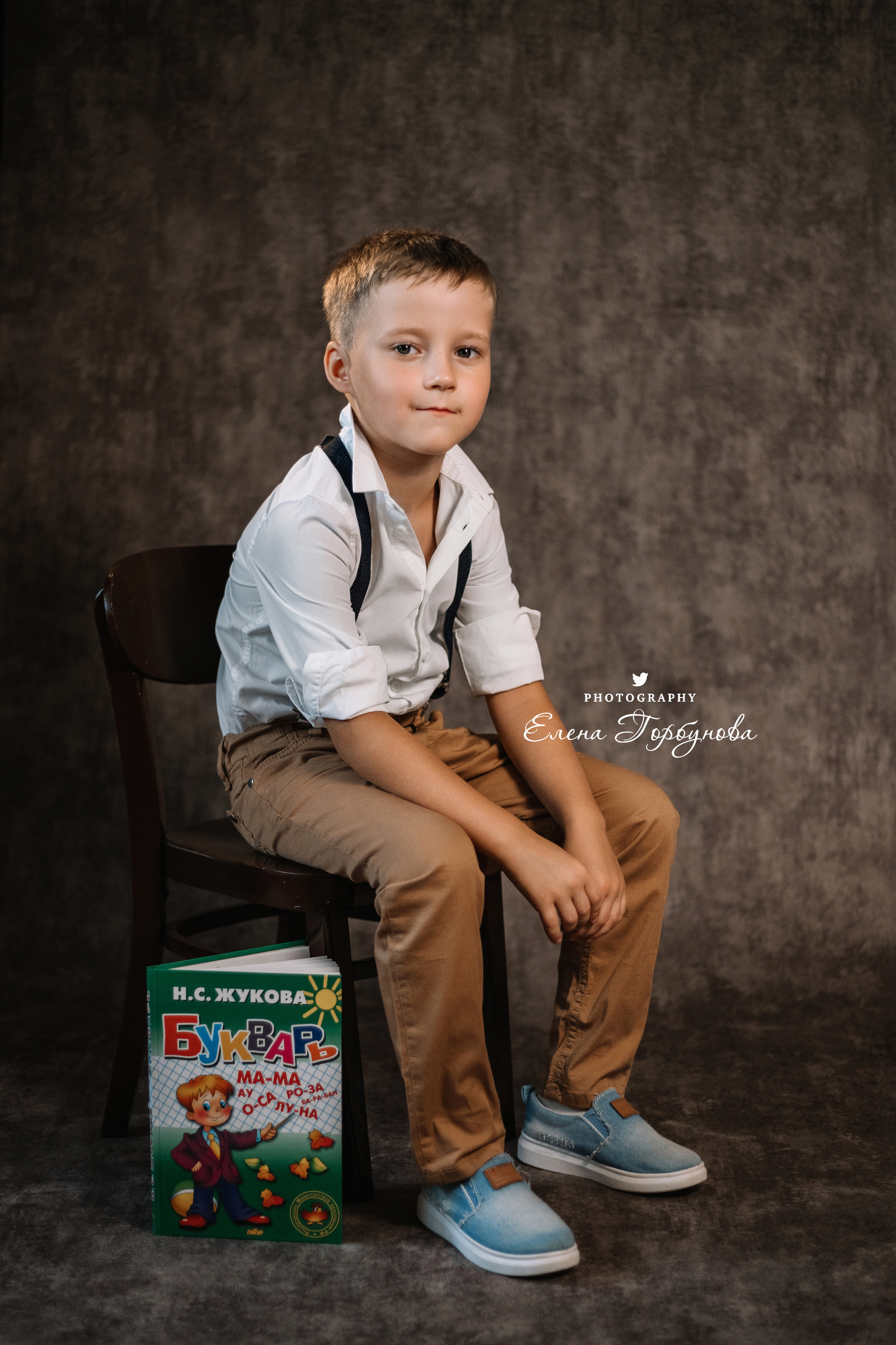 Мальчик позирует на стуле с цветами голубая гортензия. детская фотосессия, детский портрет, фотосессия в садике, фотосессия в студии, детский фотограф пермь Елена Горбунова.