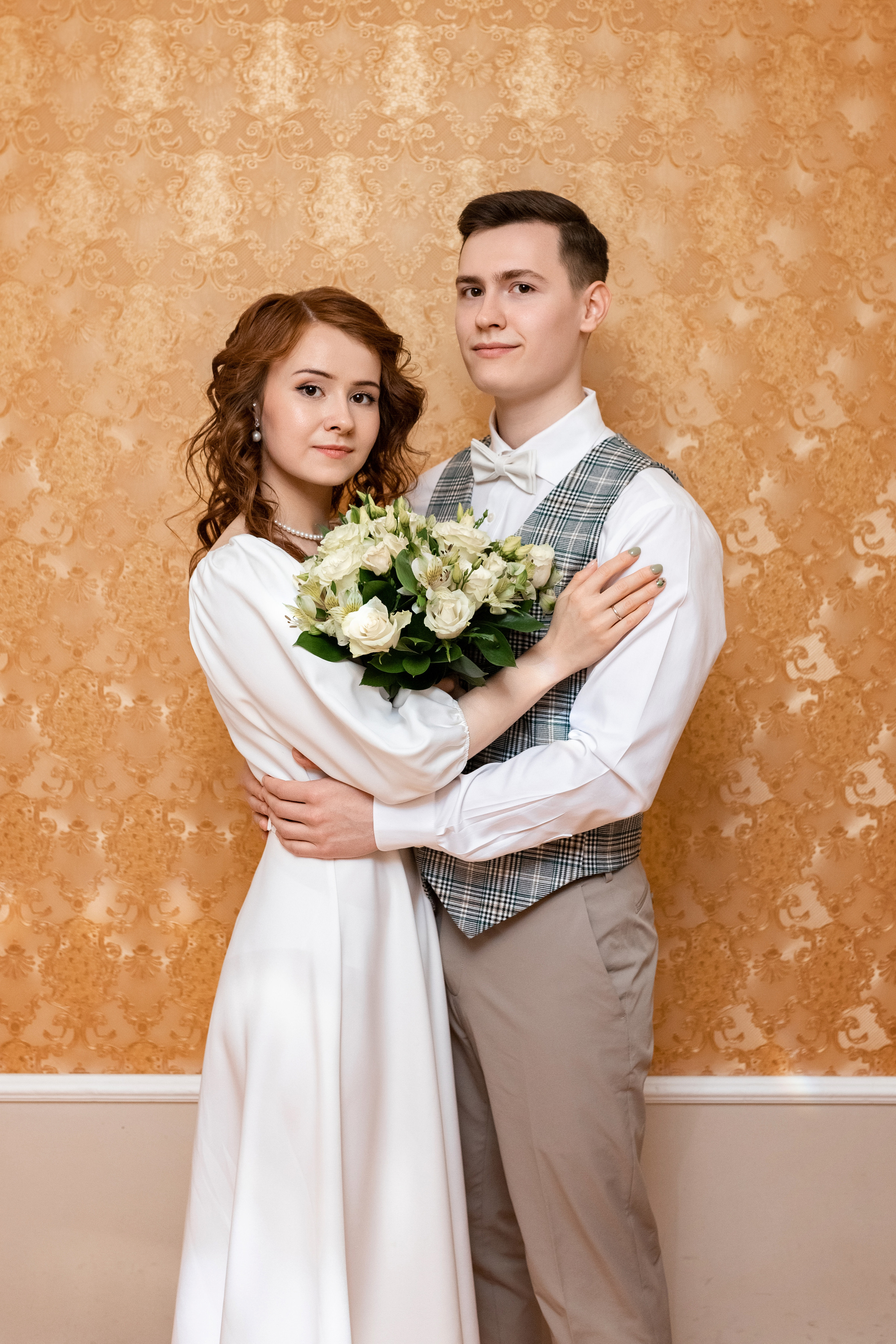 Молодожены обнимаются в ЗАГСЕ