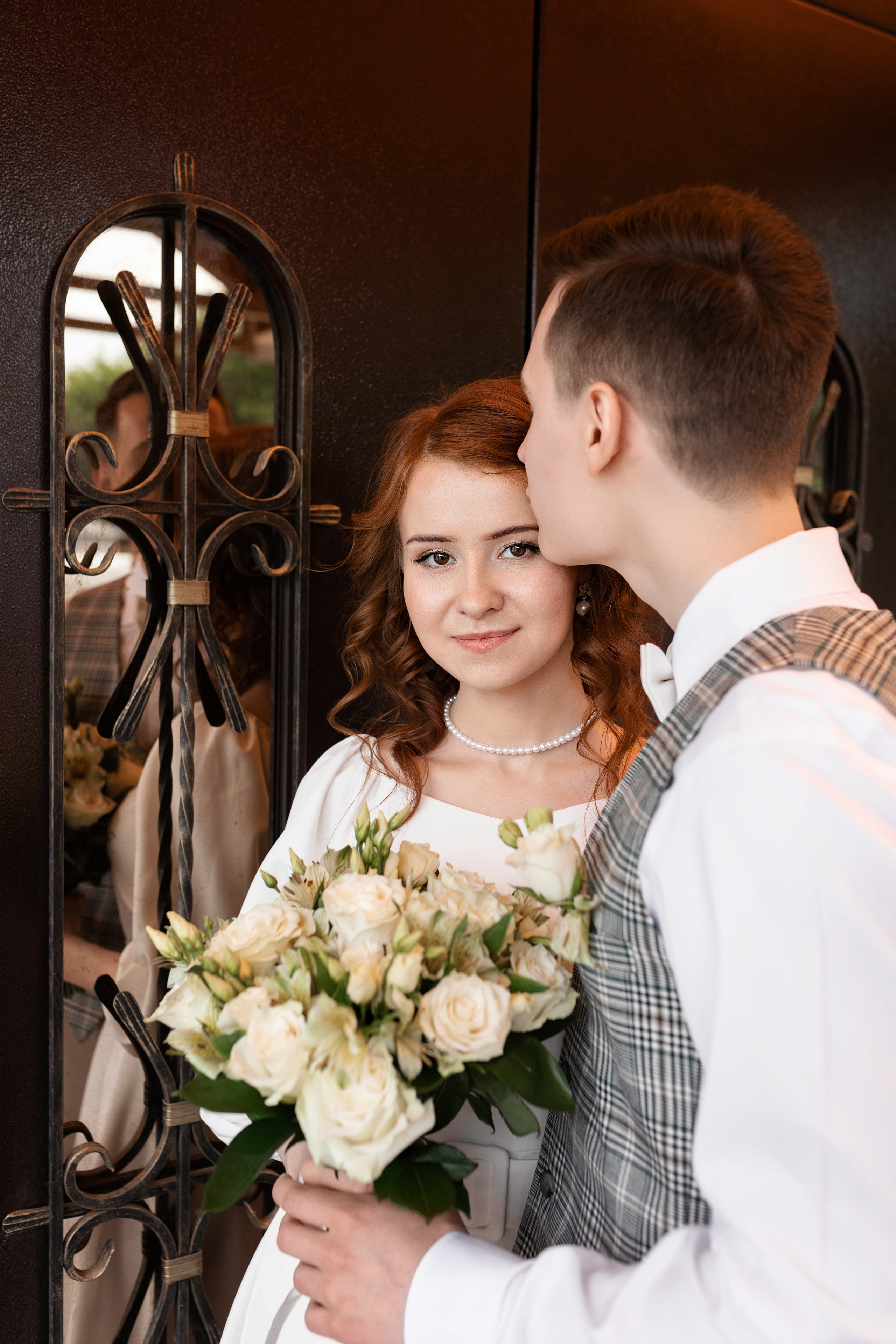 молодожены у входа в загс