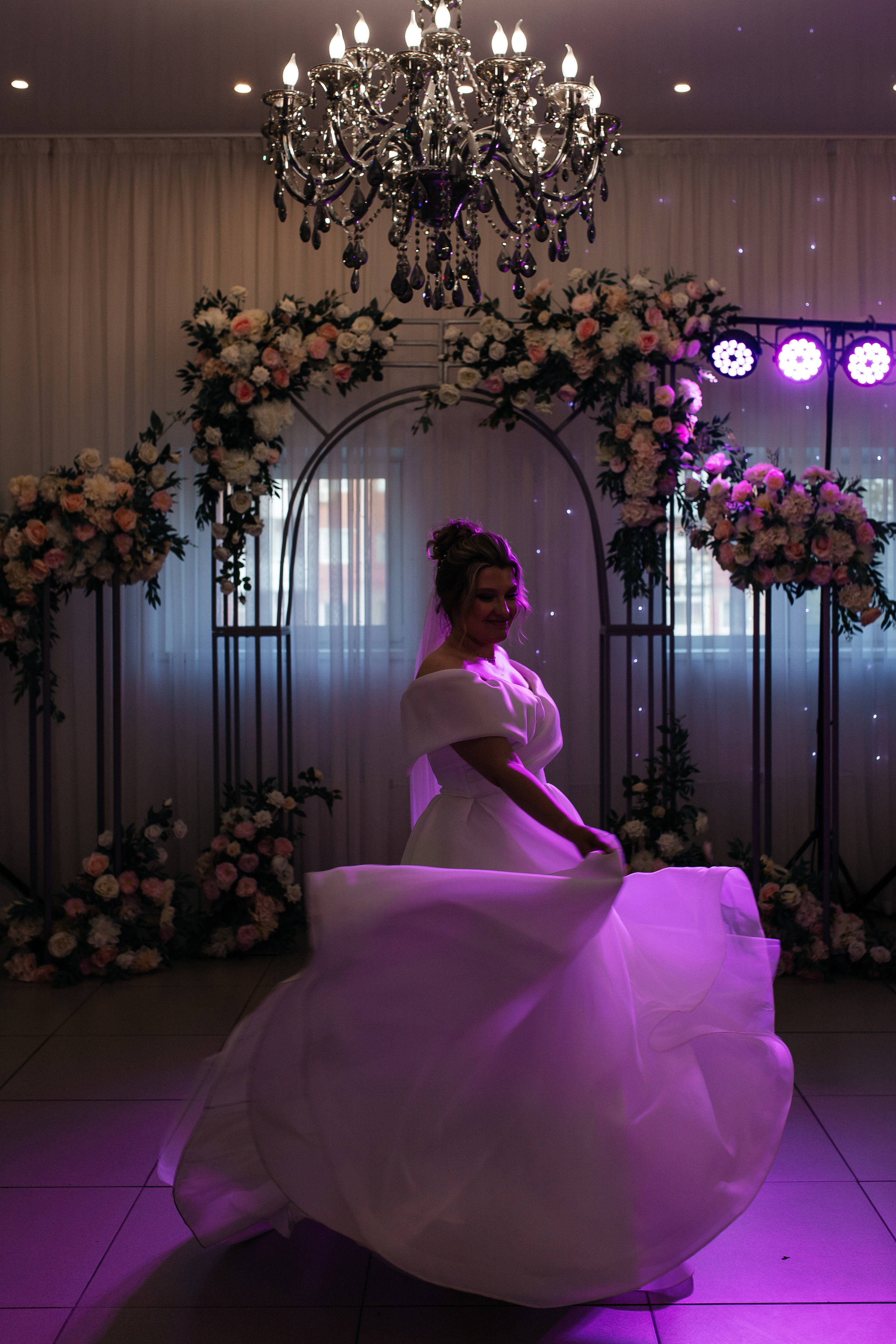 Невеста кружится в белом платье, играет подолом