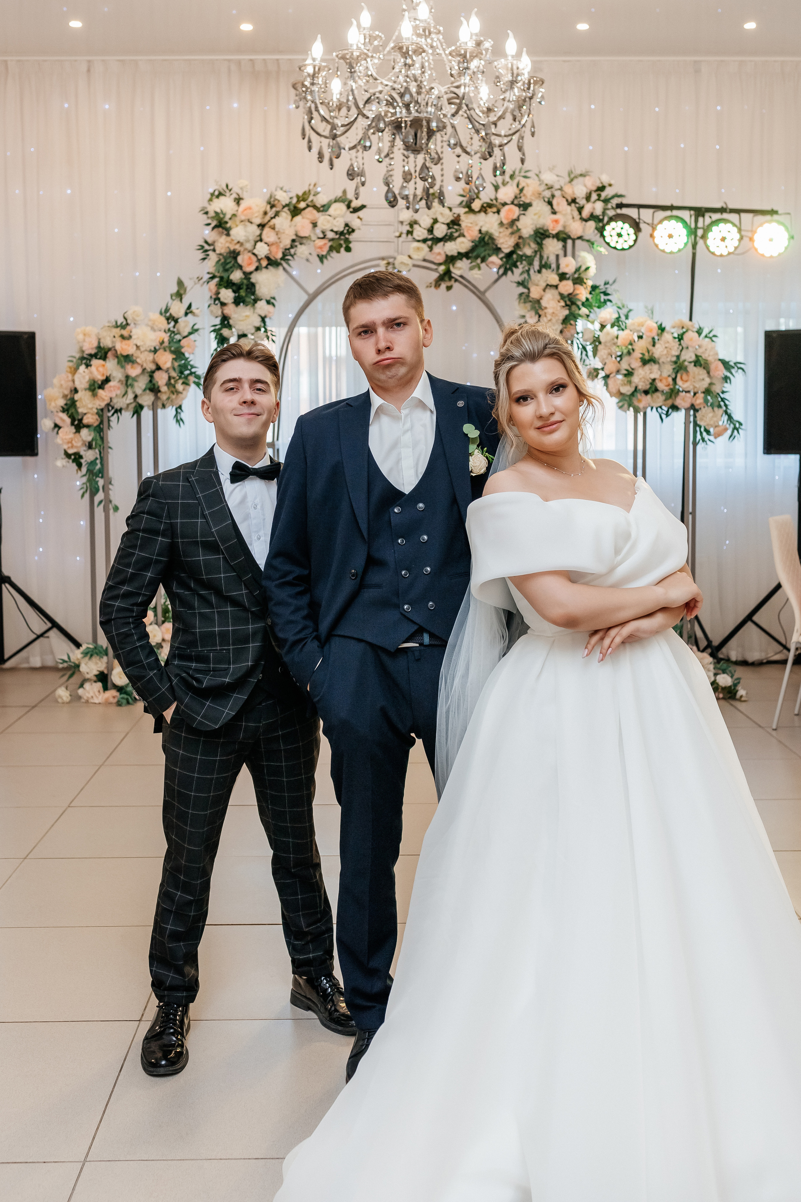 фото ведущего с женихом и невестой