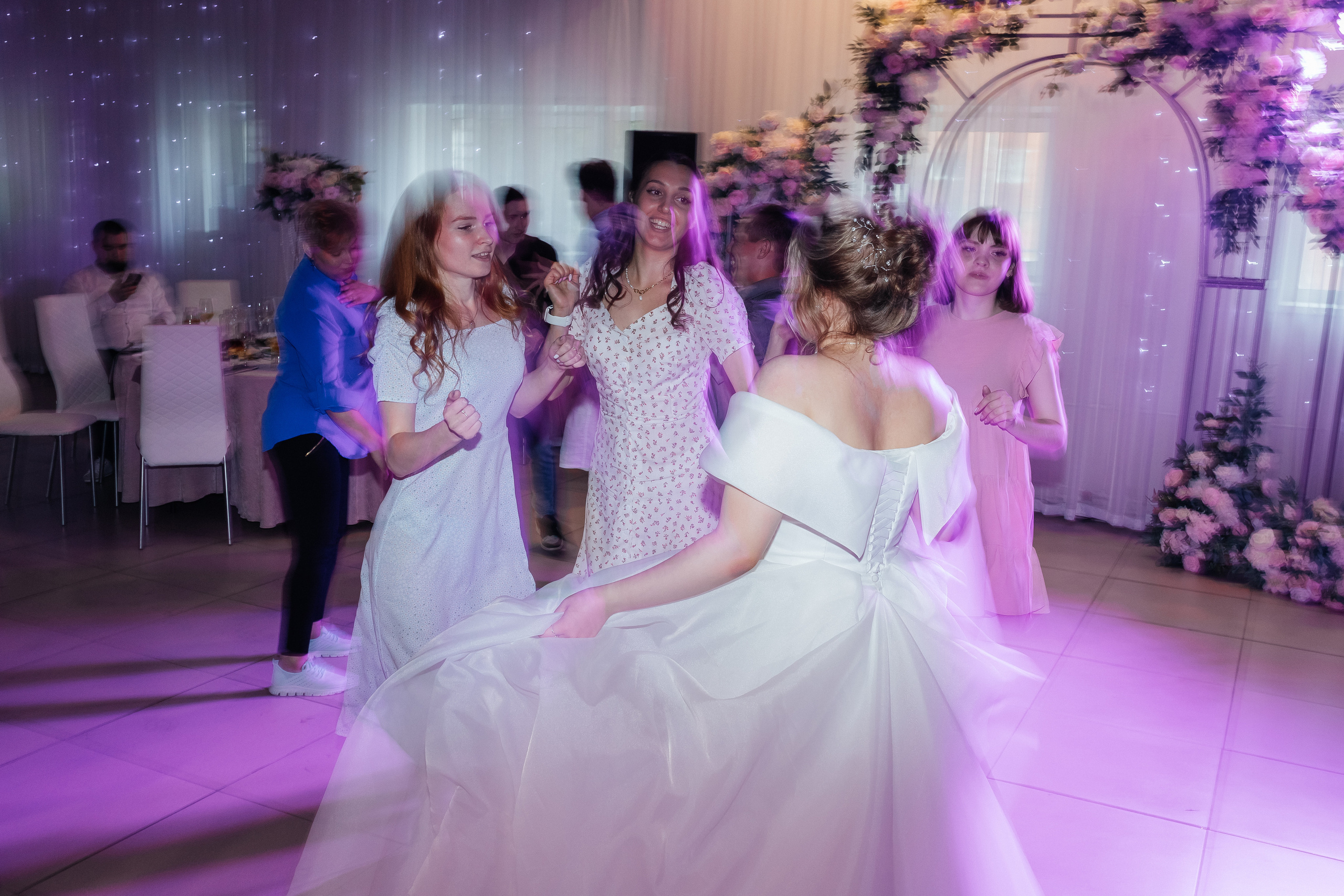 Дискотека на свадебной вечеринке. Репортажное фото банкета