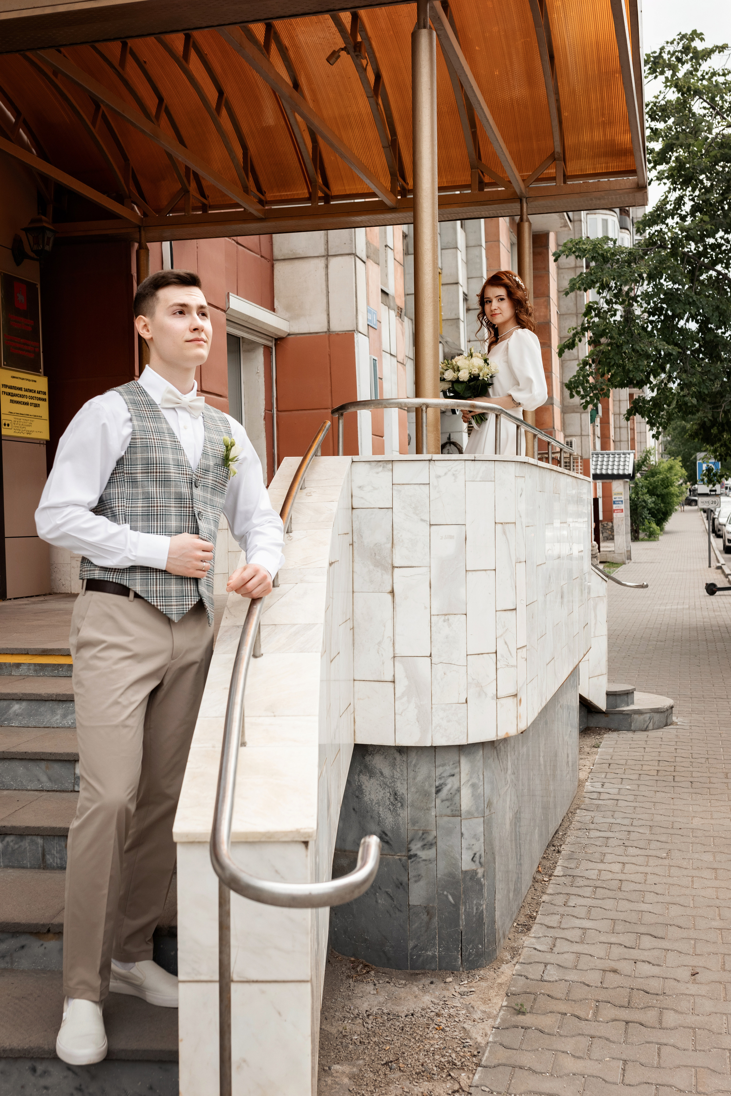 молодожены у входа в загс