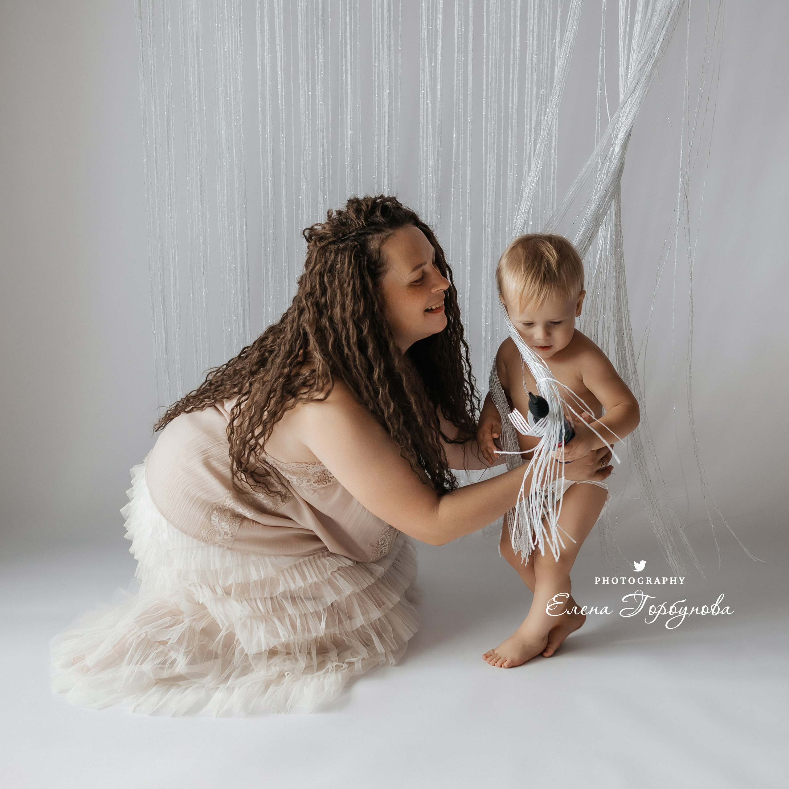 Мама и малыш. Фотосессия материнство. Мама кормит грудью своего малыша, грудное вскармливание. Фотограф Елена Горбунова Пермь. Детский семейный фотограф Пермь. Лайфстайл Пермь. Семья Пермь.