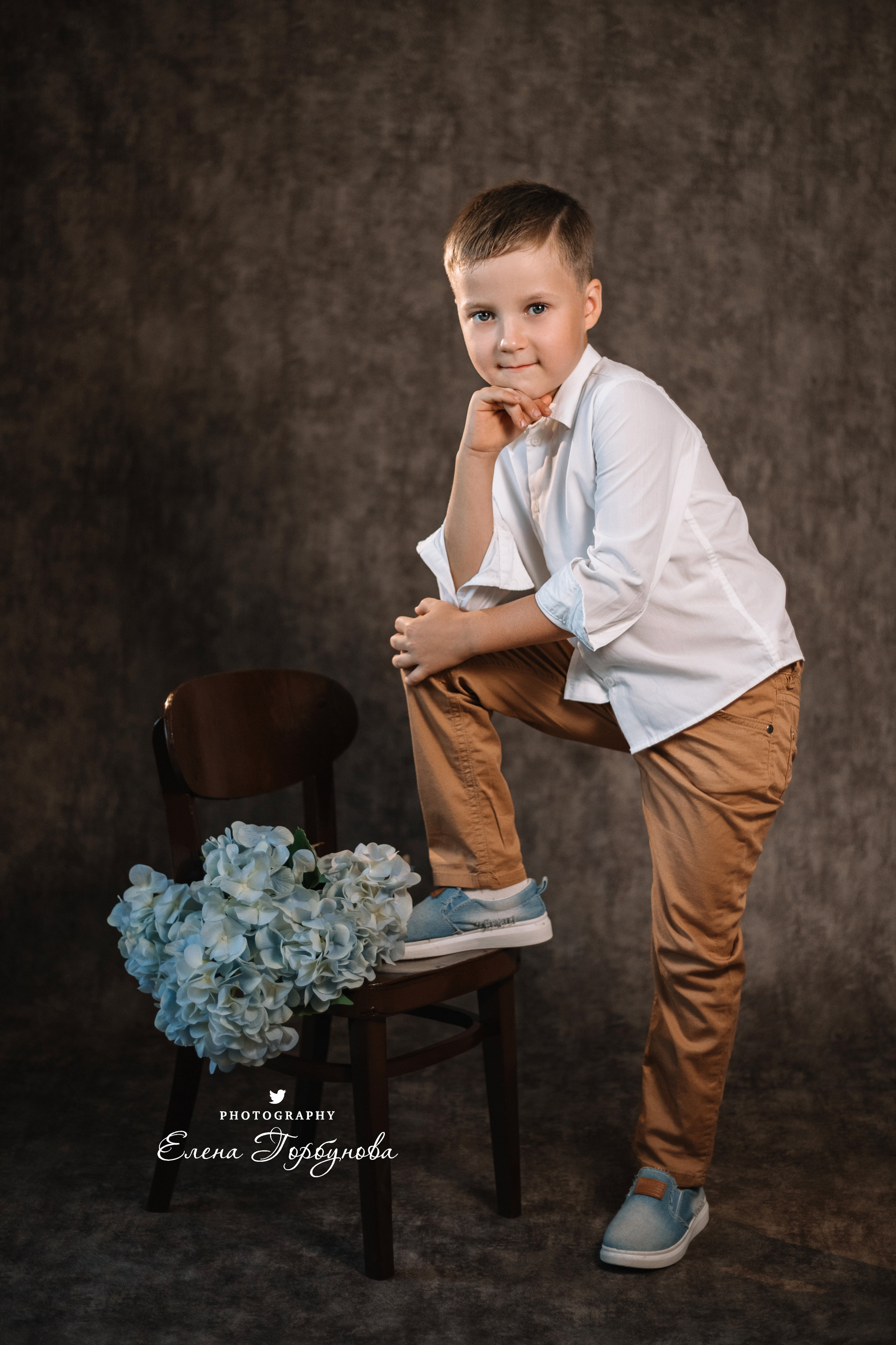 Мальчик позирует на стуле с цветами голубая гортензия. детская фотосессия, детский портрет, фотосессия в садике, фотосессия в студии, детский фотограф пермь Елена Горбунова.