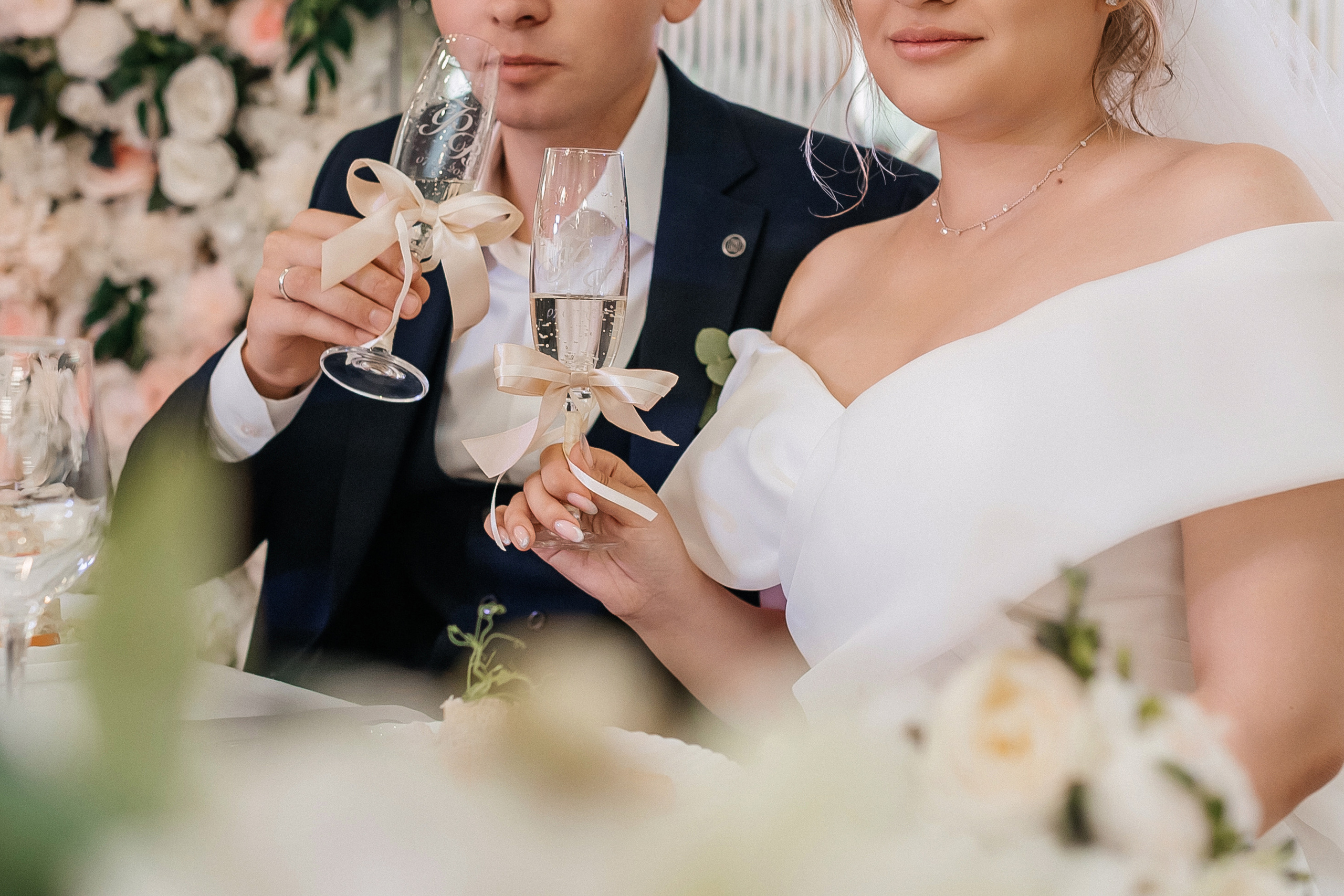 Жених и невеста за столом