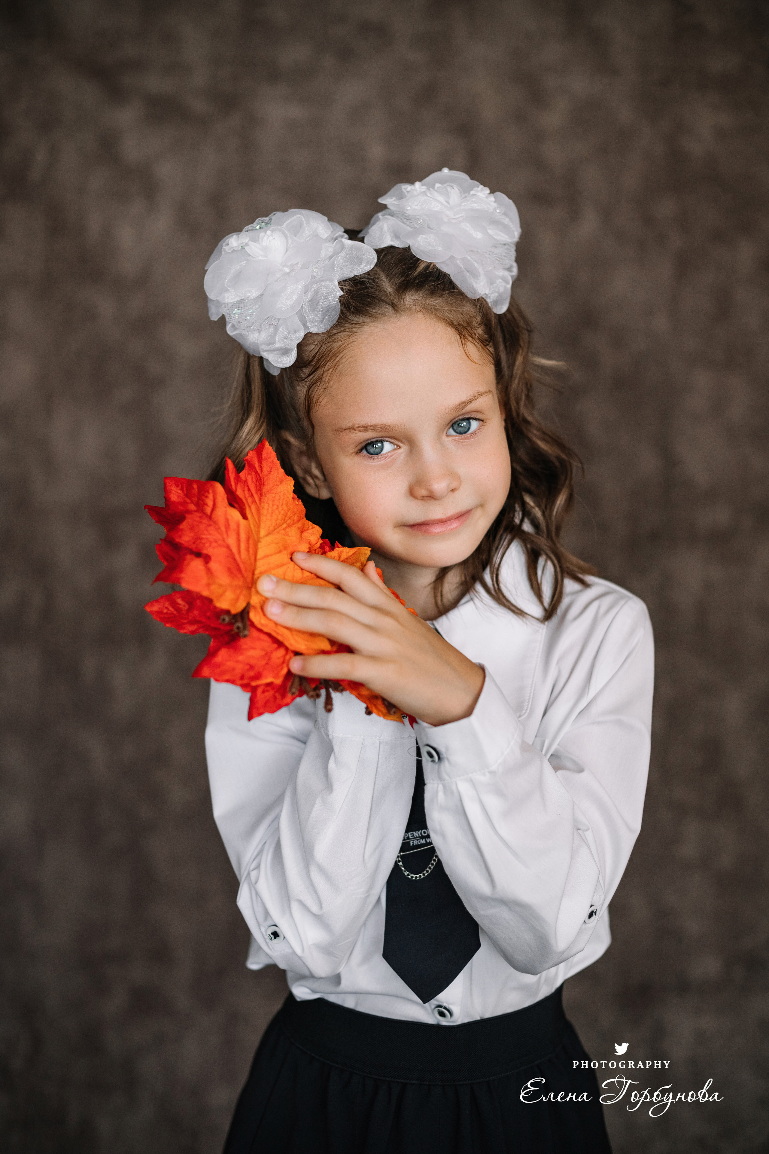 Фотограф Елена Горбунова Пермь. школьный портрет. фотосессия на 1 сентября. девочка в школьной форме с рамкой и  осенними листьями. Листья клена на портрете. школьный портрет в студии на фото. художественный портрет. школьный фотограф.