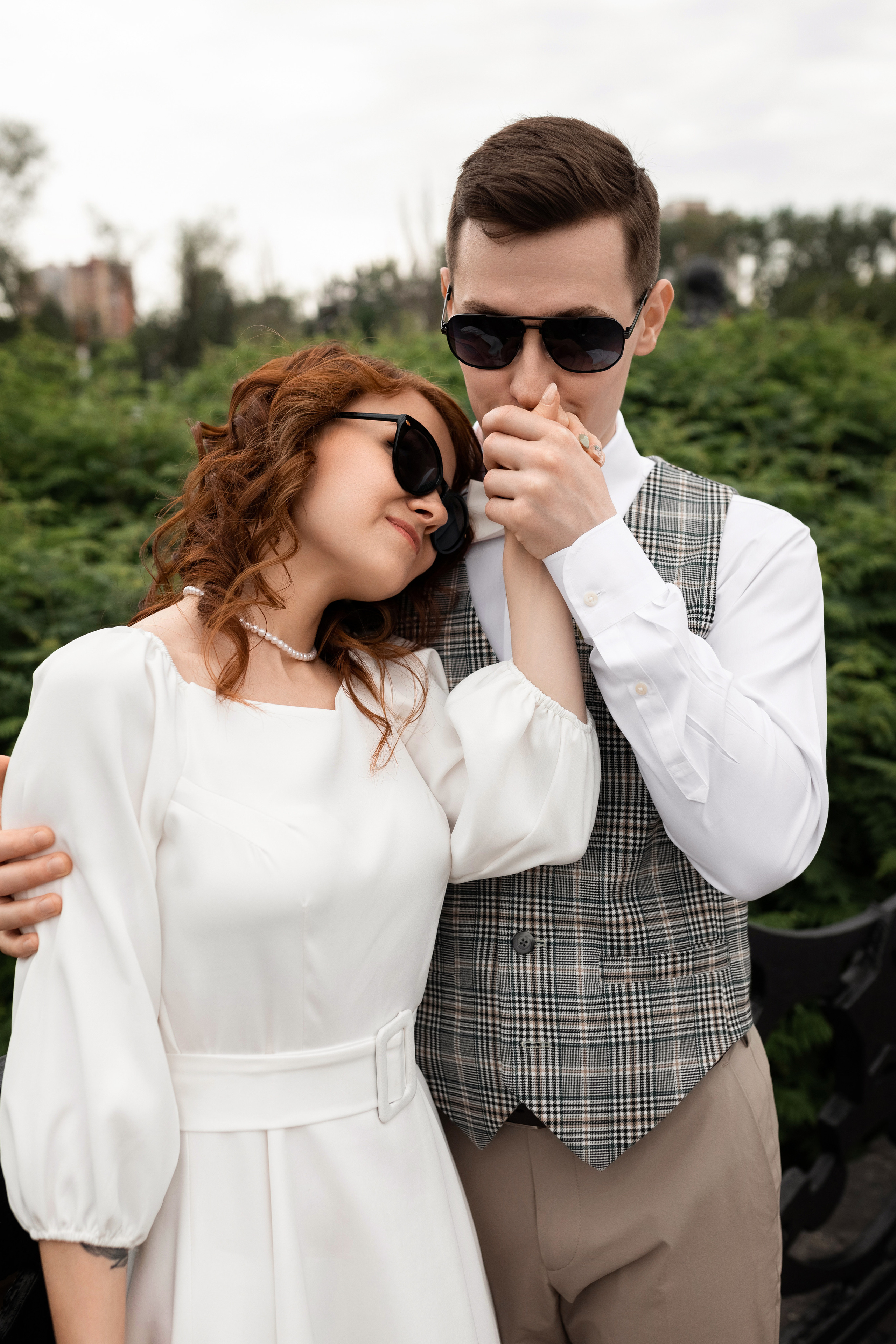 невеста позирует в солнцезащитных очках