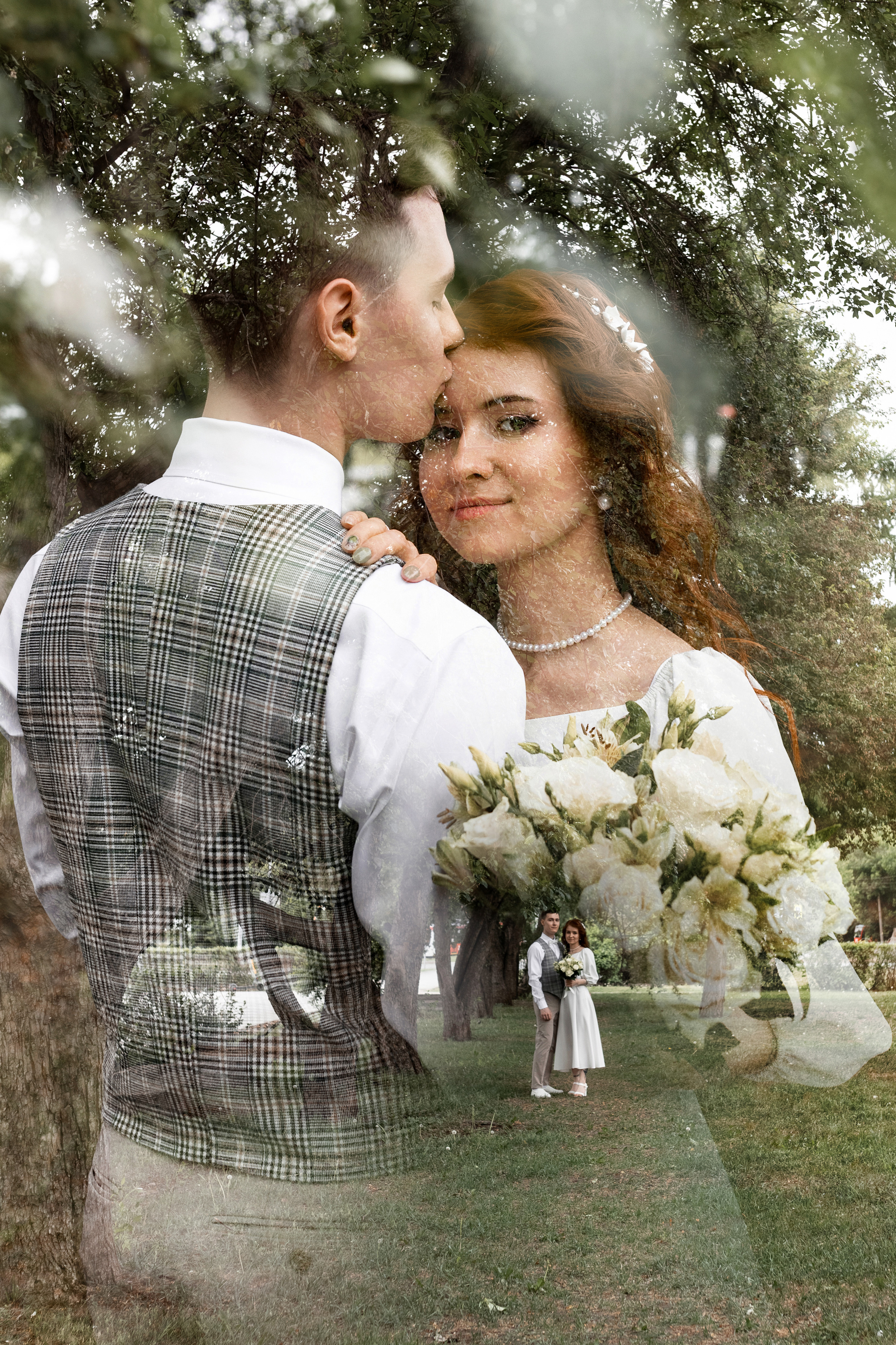 жених и невеста бегут по яблоневой аллее