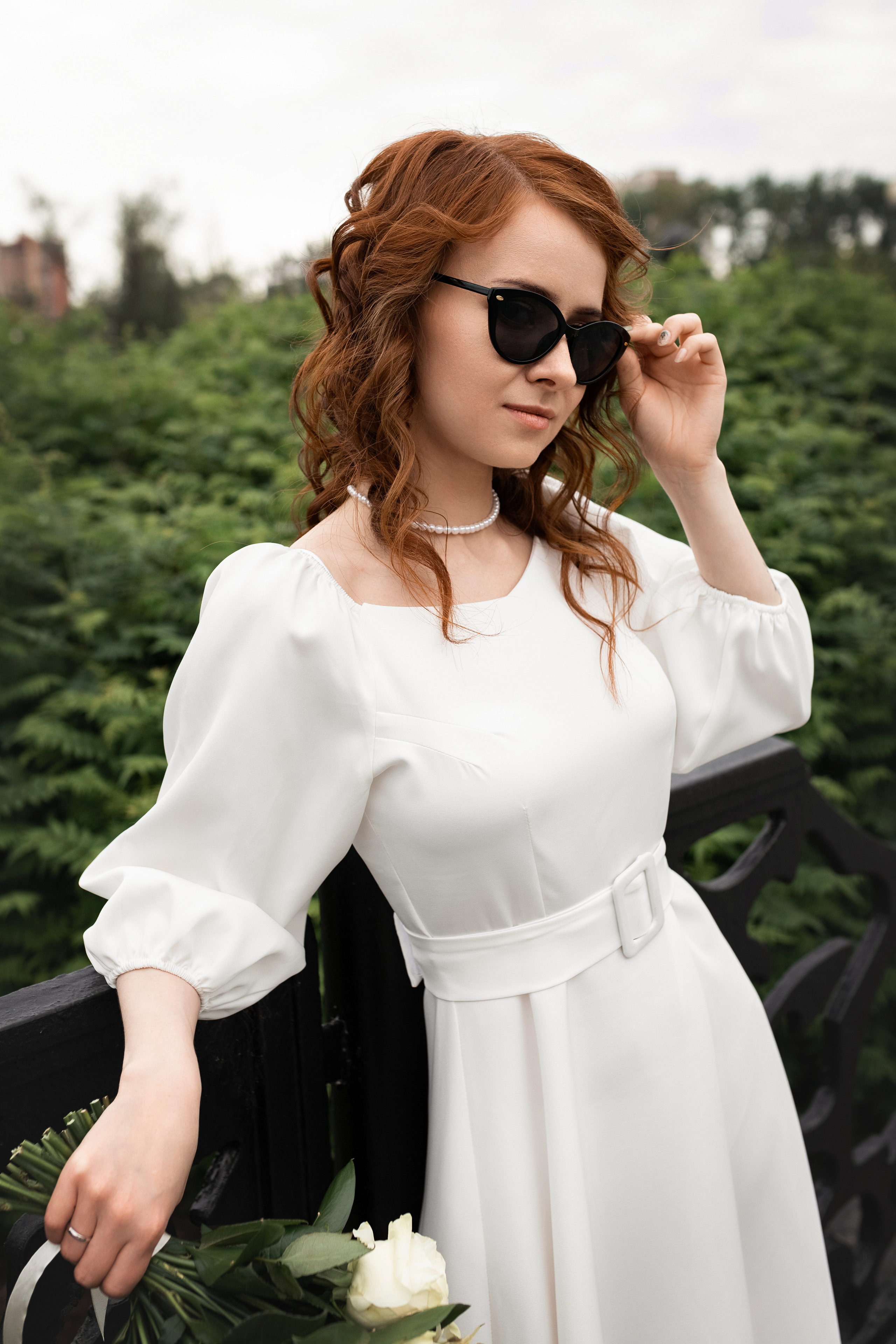 невеста позирует в солнцезащитных очках