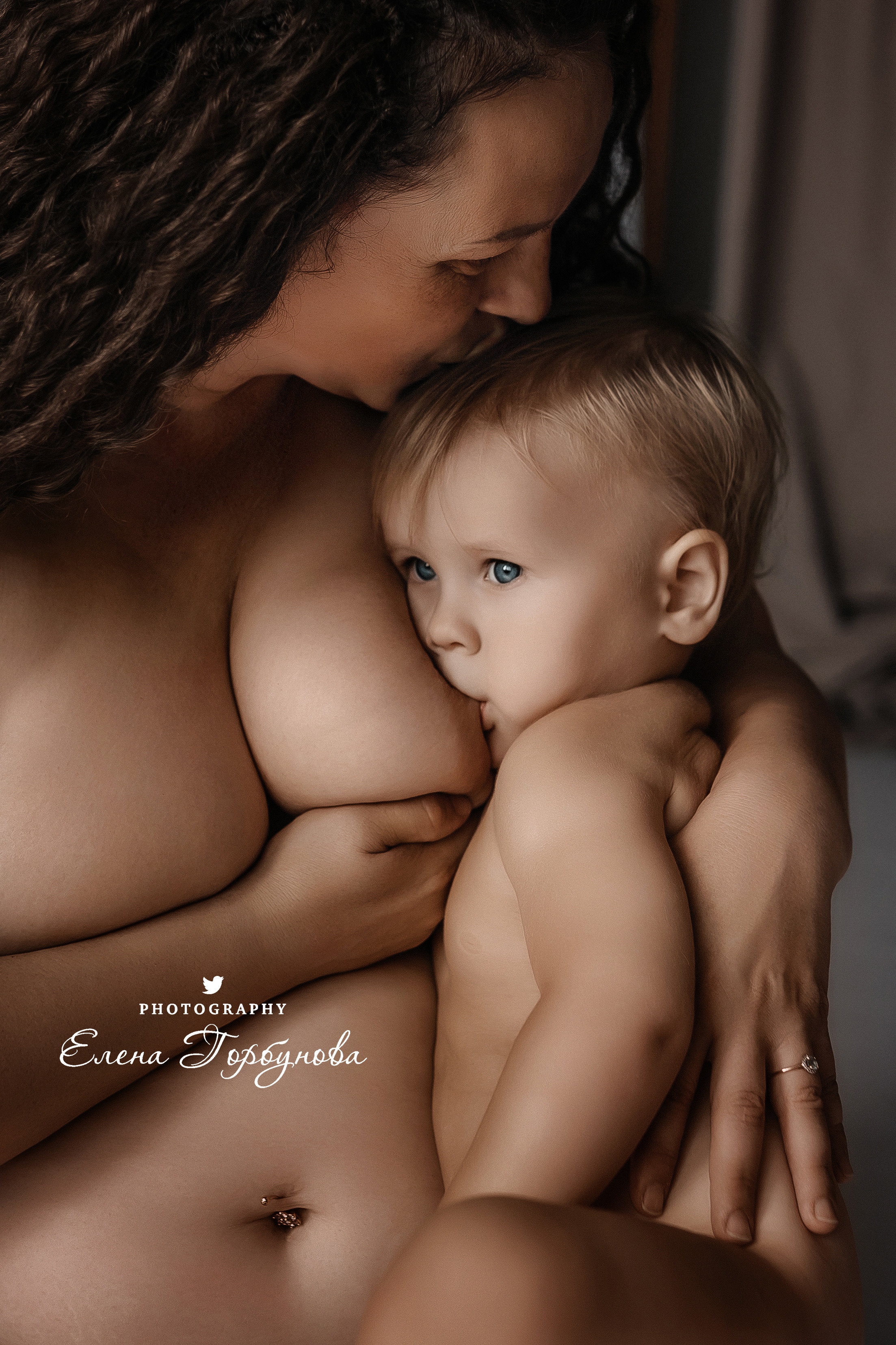 Мама и малыш. Фотосессия материнство. Мама кормит грудью своего малыша, грудное вскармливание. Фотограф Елена Горбунова Пермь. Детский семейный фотограф Пермь. Лайфстайл Пермь. Семья Пермь.