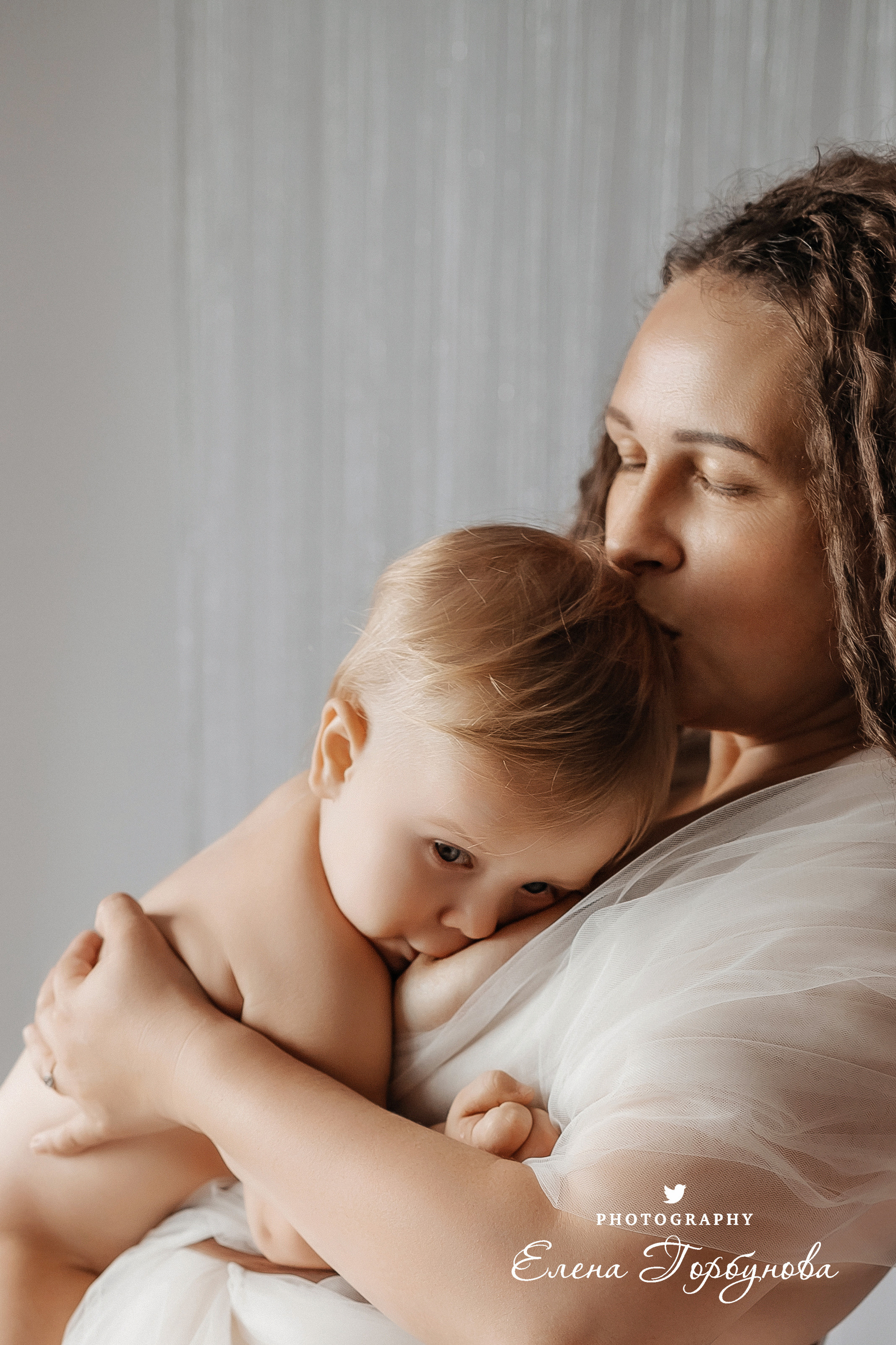 Мама и малыш. Фотосессия материнство. Мама кормит грудью своего малыша, грудное вскармливание. Фотограф Елена Горбунова Пермь. Детский семейный фотограф Пермь. Лайфстайл Пермь. Семья Пермь.
