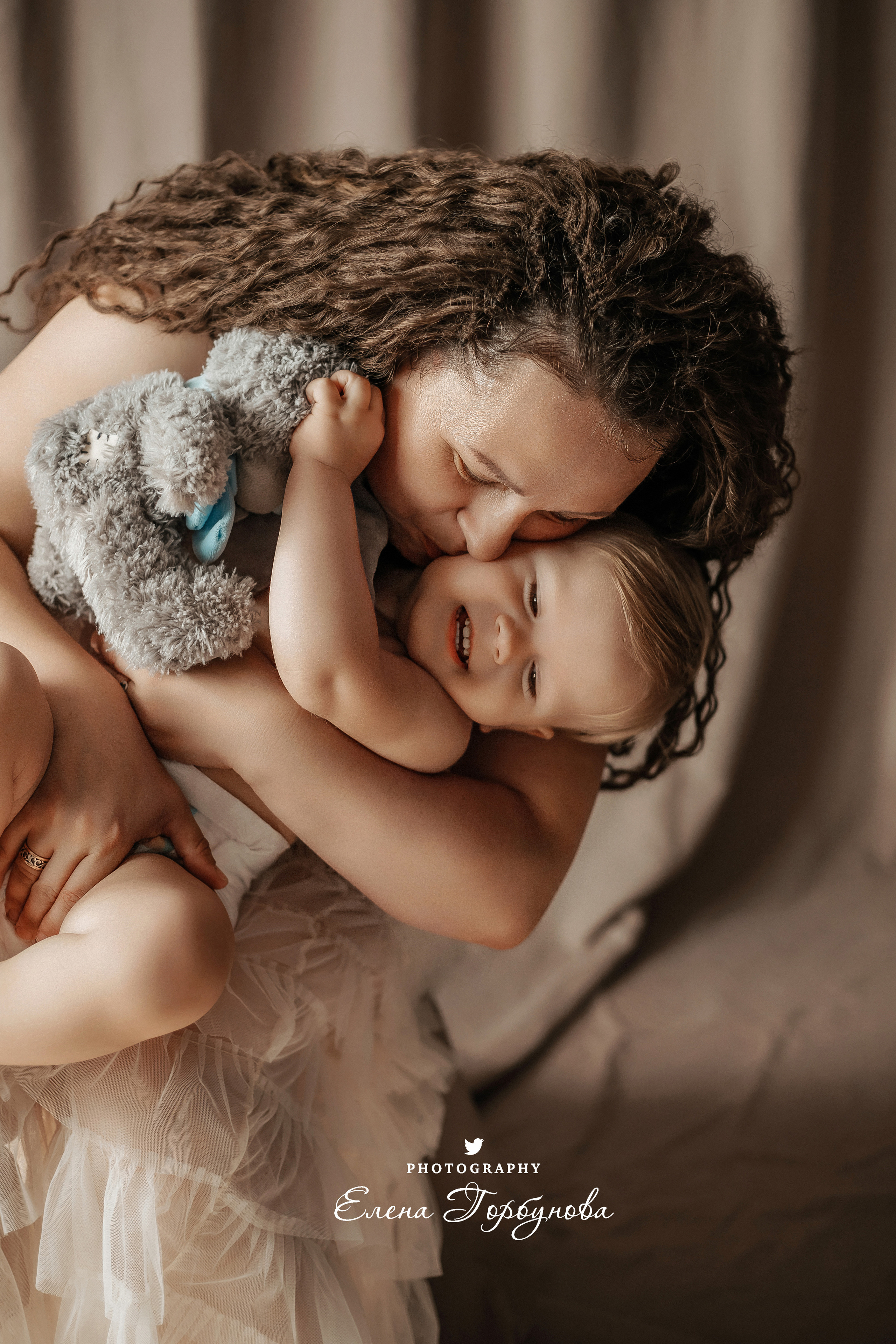 Мама и малыш. Фотосессия материнство. Мама кормит грудью своего малыша, грудное вскармливание. Фотограф Елена Горбунова Пермь. Детский семейный фотограф Пермь. Лайфстайл Пермь. Семья Пермь.