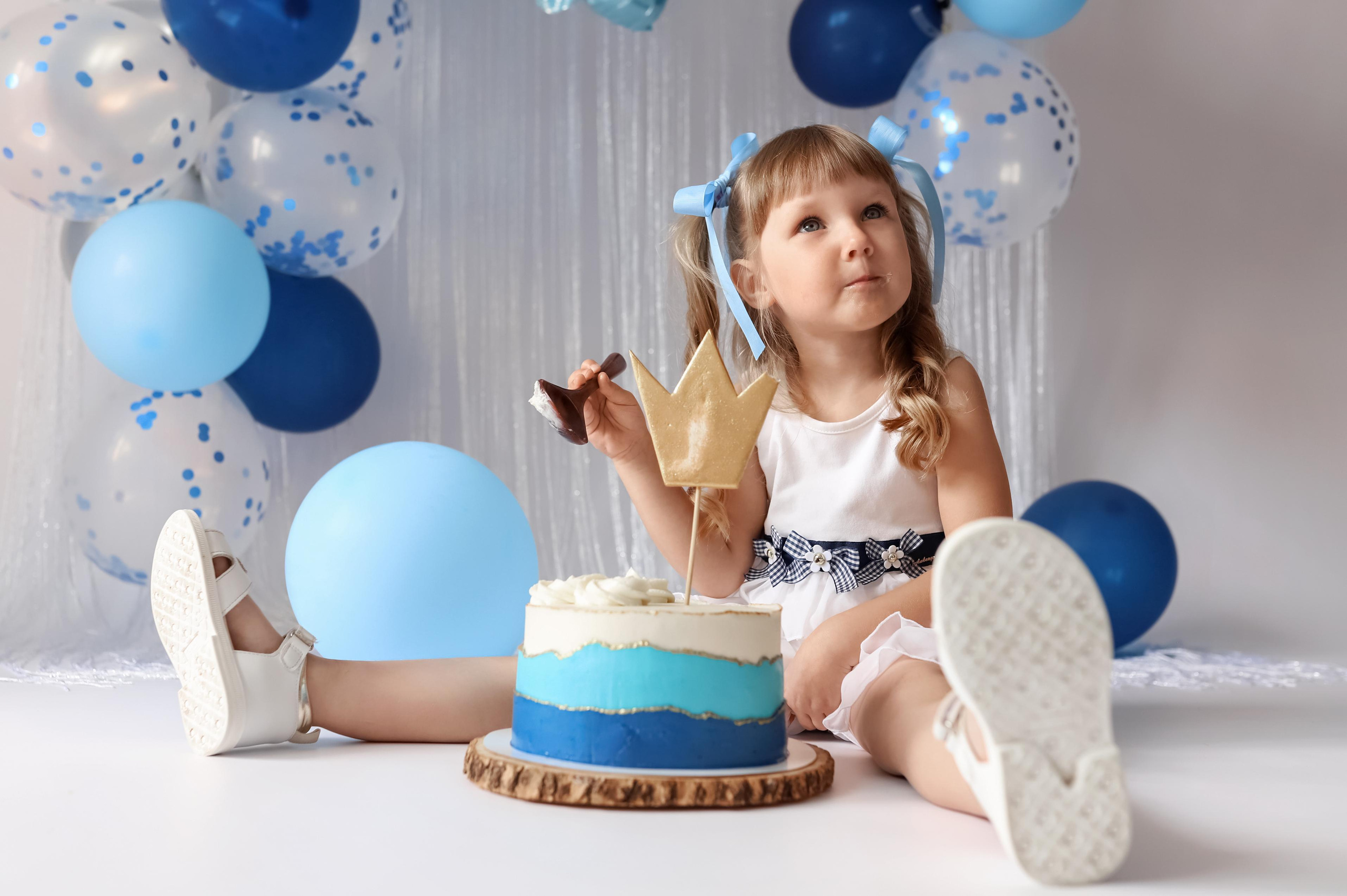 Как куколка. фотосессия на день рождения дочке с шариками тортом в белом платье с большими конфетами и большой ложкой