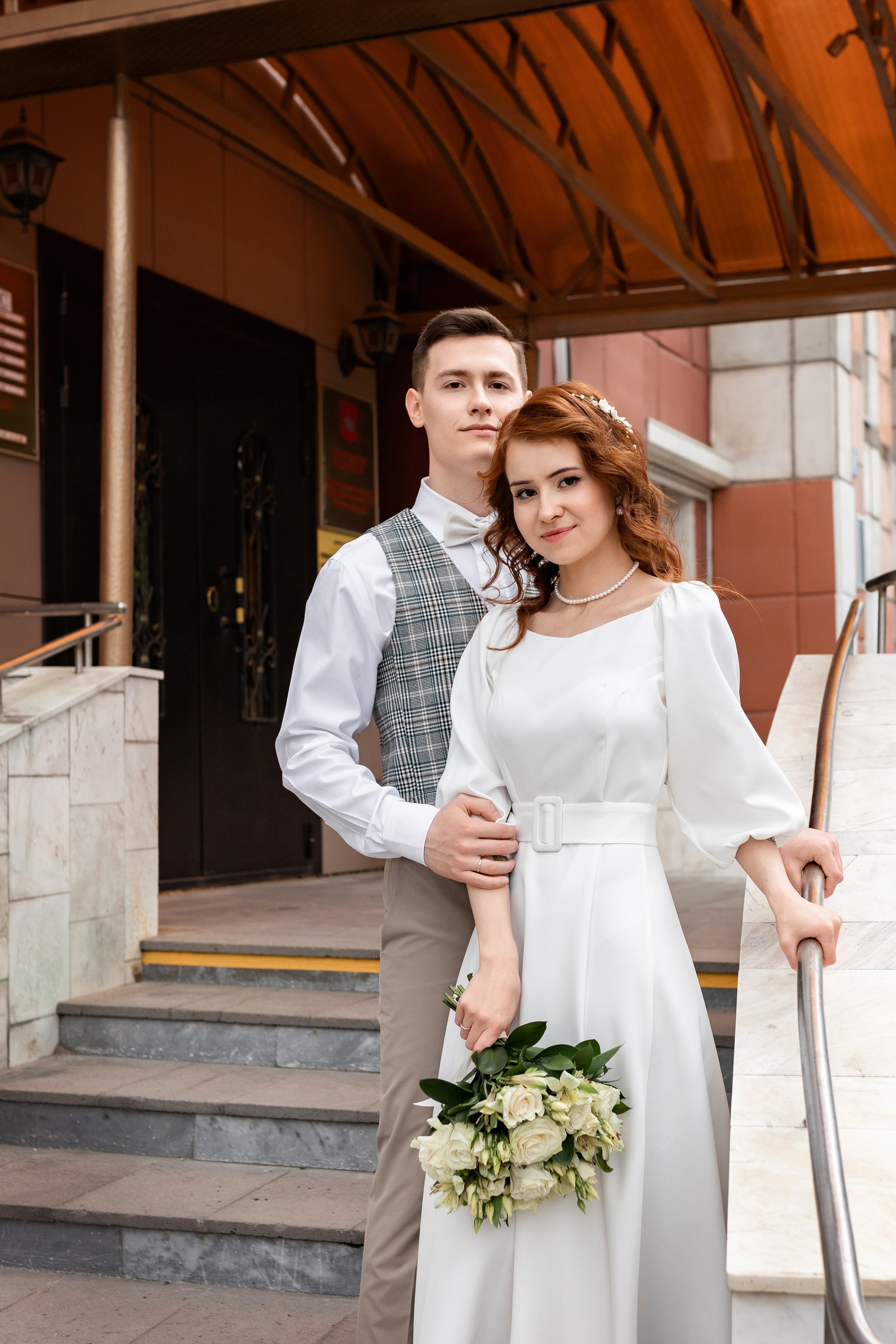 молодожены у входа в загс