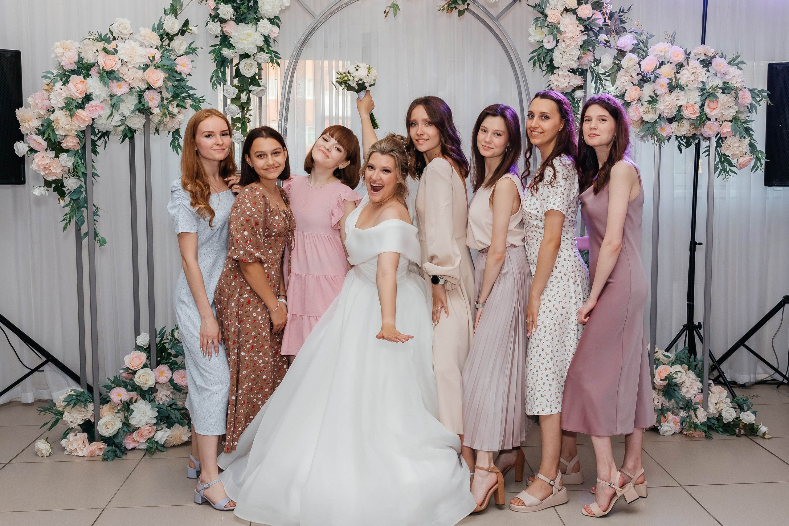 Невеста с подружками репортажное фото