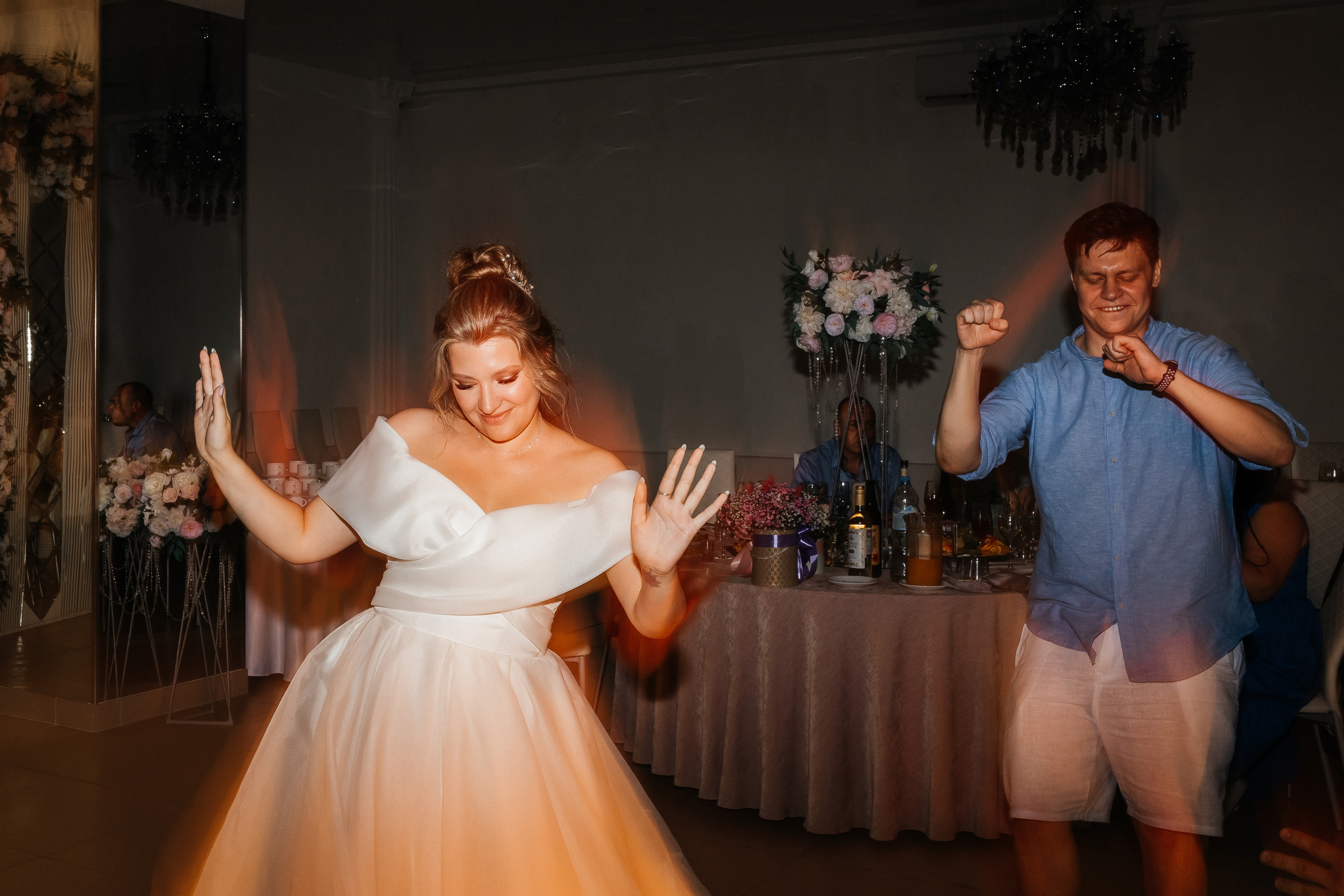 Дискотека на свадебной вечеринке. Репортажное фото банкета