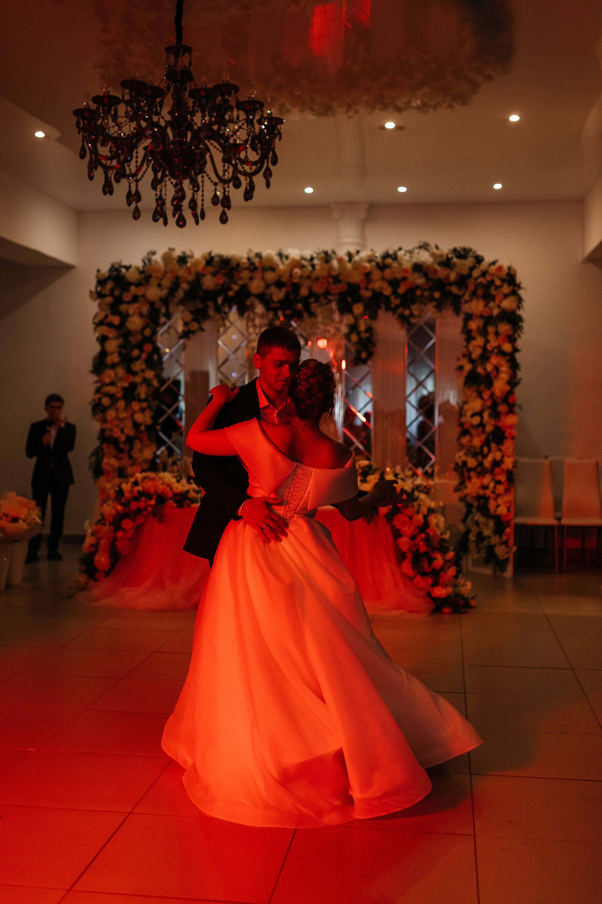 Танец жениха и невесты. Репортажное фото со свадебного банкета